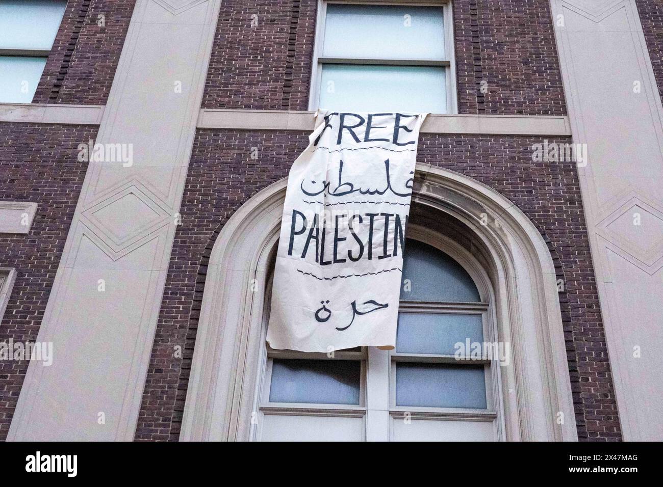 New York, Usa. April 2024 30. Ein Banner hing am Fenster der Hamilgton Hall. Die Columbia University ruft das NYPD dazu auf, „unserer Gemeinde Sicherheit und Ordnung wiederherzustellen“, nachdem Pro-Palästina-Demonstranten die Hamilton Hall über Nacht besetzt hatten. Die Halle wurde vandalisiert und blockiert, und alle Sicherheitspersonal wurden aus dem Gebäude gedrängt. (Foto: Syndi Pilar/SOPA Images/SIPA USA) Credit: SIPA USA/Alamy Live News Stockfoto