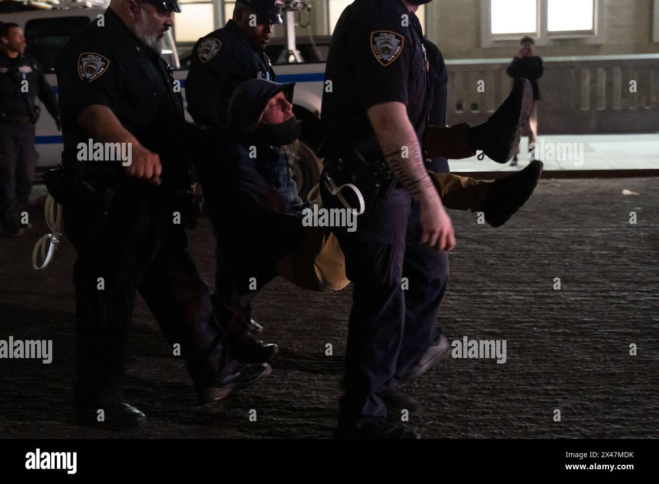 New York, Usa. April 2024 30. Die Polizei trägt einen Mann, der verhaftet wurde. Die Columbia University ruft das NYPD dazu auf, „unserer Gemeinde Sicherheit und Ordnung wiederherzustellen“, nachdem propalästinensische Demonstranten die Hamilton Hall über Nacht besetzt hatten. Die Halle wurde vandalisiert und blockiert, und alle Sicherheitspersonal wurden aus dem Gebäude gedrängt. (Foto: Syndi Pilar/SOPA Images/SIPA USA) Credit: SIPA USA/Alamy Live News Stockfoto