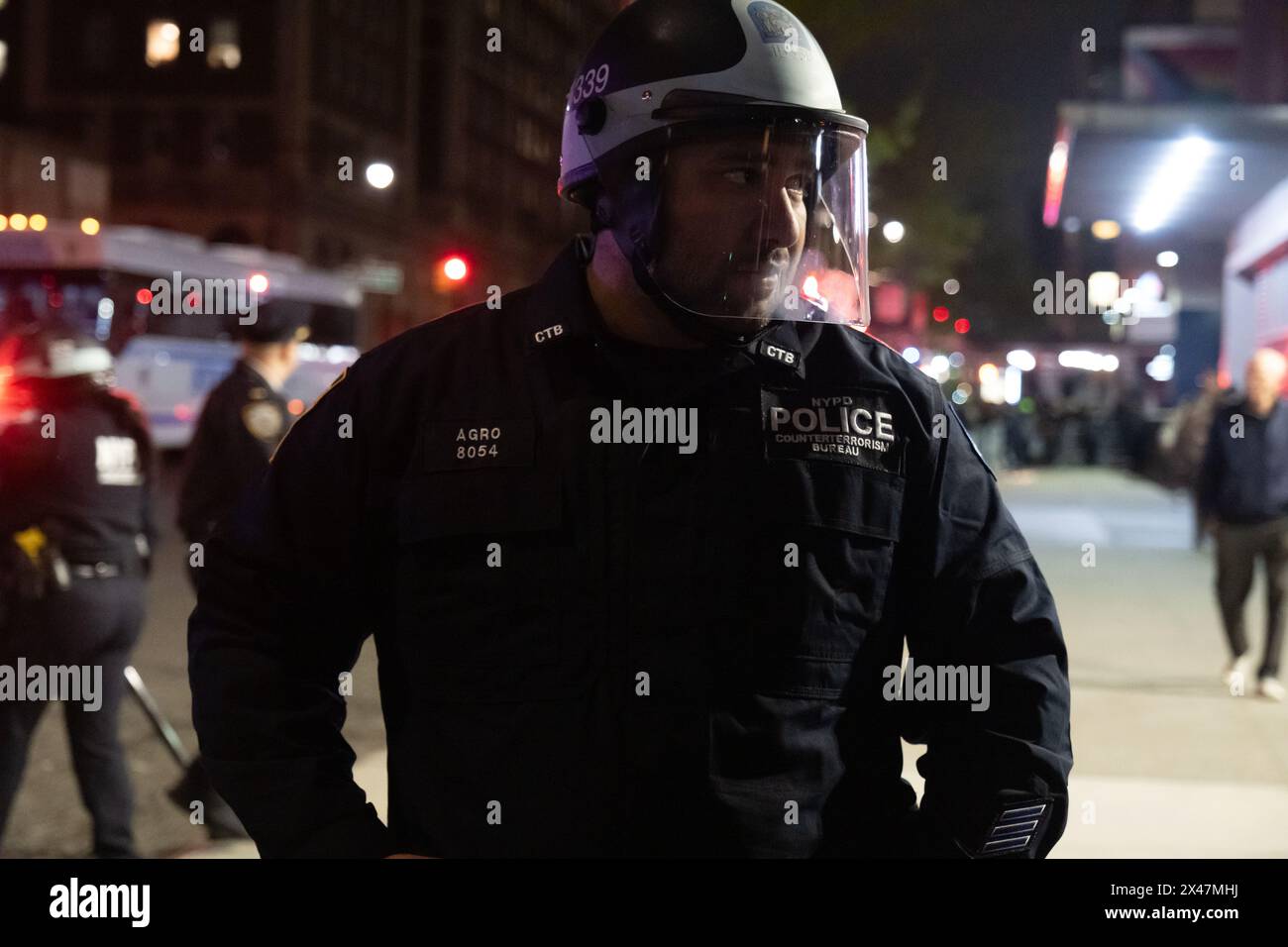 New York, Usa. April 2024 30. Ein Offizier vom NPD-Büro für Terrorismusbekämpfung beobachtet die Demonstranten im Auge. Die Columbia University ruft das NYPD dazu auf, „unserer Gemeinde Sicherheit und Ordnung wiederherzustellen“, nachdem propalästinensische Demonstranten die Hamilton Hall über Nacht besetzt hatten. Die Halle wurde vandalisiert und blockiert, und alle Sicherheitspersonal wurden aus dem Gebäude gedrängt. Quelle: SOPA Images Limited/Alamy Live News Stockfoto