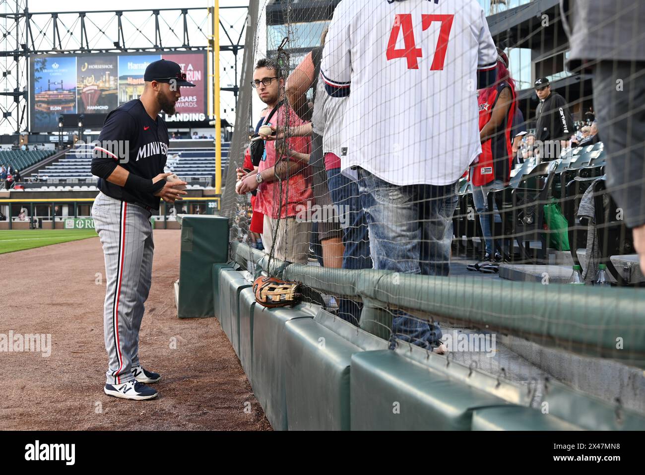 Chicago, Usa. April 2024 30. Alex Kirilloff #19 von den Minnesota Twins unterzeichnet Autogramme für Fans vor dem Start eines Major League Baseball Matchups mit den Chicago White Sox at Guaranteed Rate Field. Finale; Minnesota Twins 6: 5 Chicago White Sox. Quelle: SOPA Images Limited/Alamy Live News Stockfoto