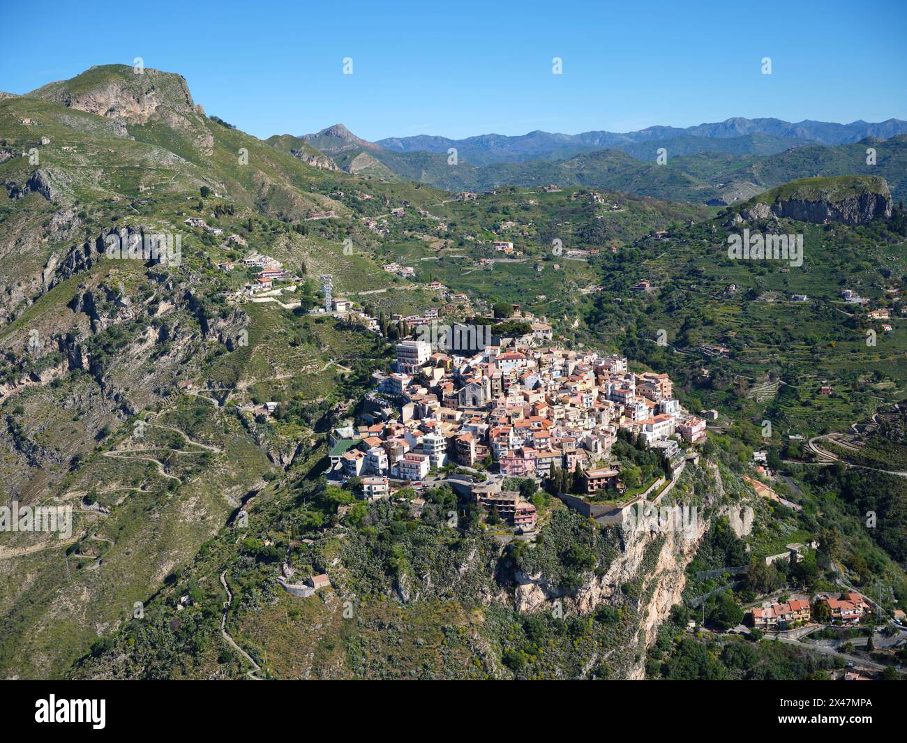 LUFTAUFNAHME. Mittelalterliches Dorf Castelmola auf einem Hügel. Metropolitan City of Catania, Sizilien, Italien. Stockfoto