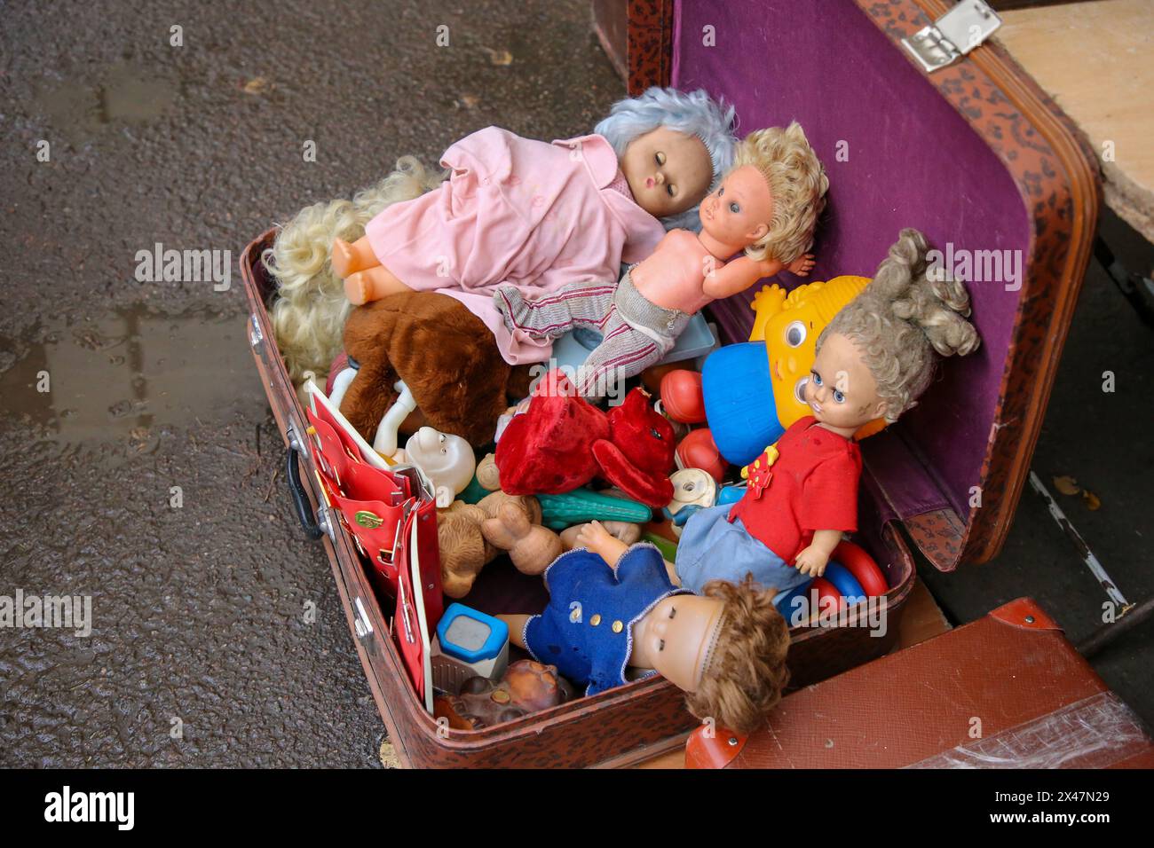 Tiflis, Georgien, 10.18.2020: udssr ddr Vintage Spielzeug und Puppen in Vintage Koffer Flohmarkt Trockenbrücke Tiflis Stockfoto