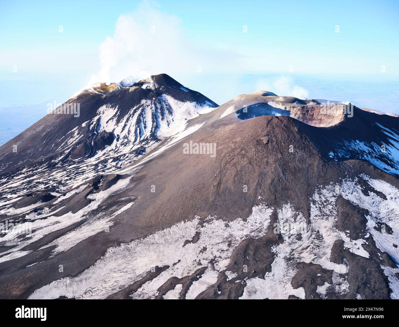 LUFTAUFNAHME. Der Gipfel des Ätna mit seinen fünf aktiven Kratern, von Norden aus gesehen. Metropolitan City of Catania, Sizilien, Italien. Stockfoto