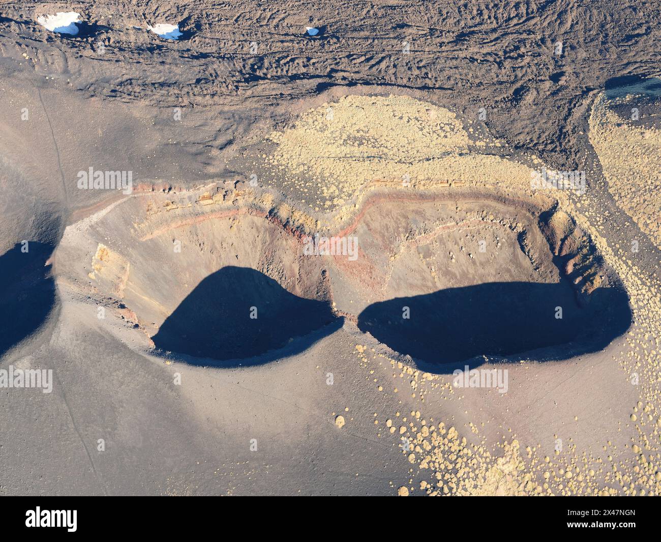 LUFTAUFNAHME. Der nördliche Hang des Ätna auf einer Höhe von etwa 2500 m ü.d.M. zeigt zahlreiche Krater. Metropolitan City of Catania, Sizilien, Italien. Stockfoto