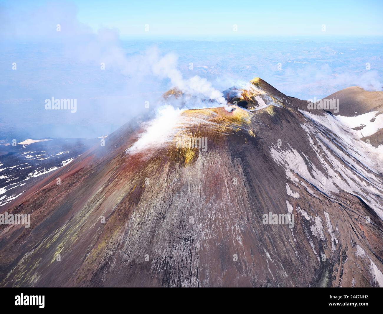 LUFTAUFNAHME. Der Gipfel des Ätna mit dem Südosten- und dem Neuen Südosten-Krater. Metropolitan City of Catania, Sizilien, Italien. Stockfoto