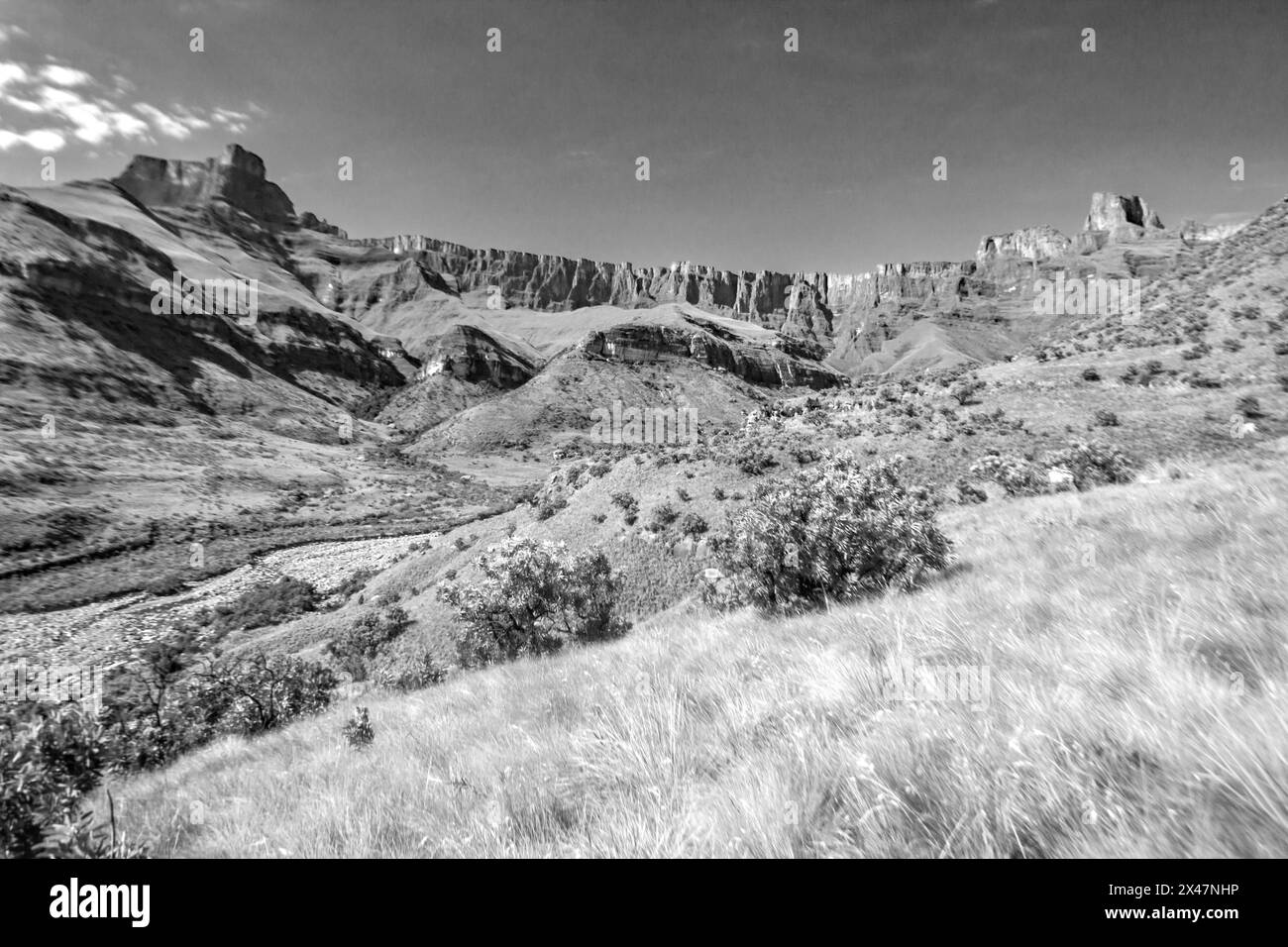 Das Amphitheater an einem klaren, sonnigen Sommertag in den Drakensberg-Bergen, Nationalpark Royal Natal, Südafrika Stockfoto