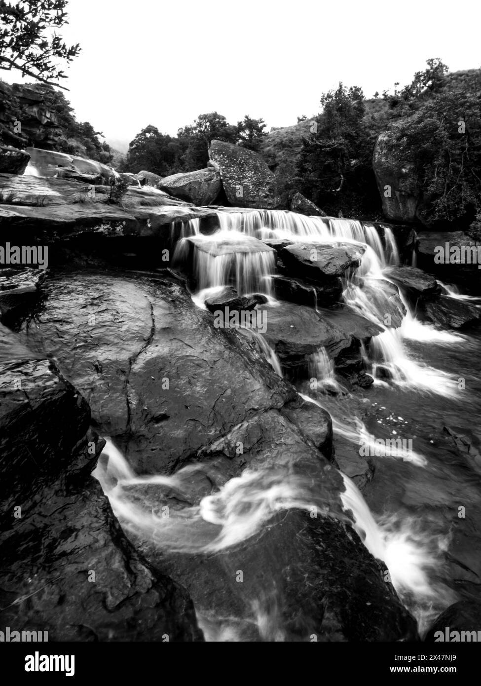 Schwarz-weiß-Blick auf die Kaskaden, einen malerischen Wasserfall im Mahai River im Royal Natal National Park Stockfoto