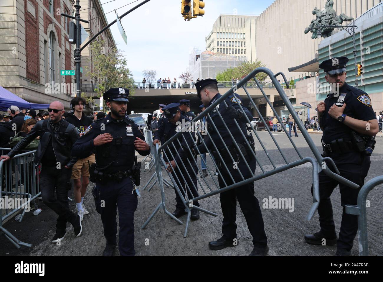 New York, USA. April 2024 30. Polizeibeamte haben am 30. April 2024 vor dem Tor der Columbia University in New York City, USA, Sicherheitsbarrieren errichtet. Die Columbia University beschränkte den Zugang zum Morningside Campus am Dienstag, da Dutzende von Studenten am frühen Dienstag Hamilton Hall auf dem Campus besetzten. Quelle: Liu Yanan/Xinhua/Alamy Live News Stockfoto