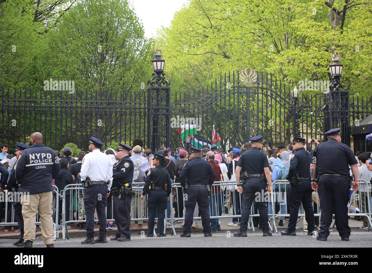 New York, USA. April 2024 30. Polizeibeamte stehen am 30. April 2024 vor dem Tor der Columbia University in New York City, USA. Die Columbia University beschränkte den Zugang zum Morningside Campus am Dienstag, da Dutzende von Studenten am frühen Dienstag Hamilton Hall auf dem Campus besetzten. Quelle: Liu Yanan/Xinhua/Alamy Live News Stockfoto