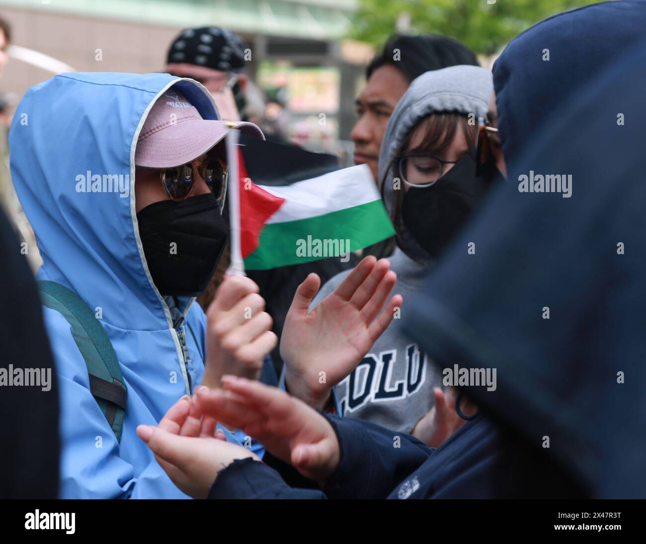 New York, USA. April 2024 30. Demonstranten versammeln sich am 30. April 2024 vor dem Tor der Columbia University in New York City, USA. Die Columbia University beschränkte den Zugang zum Morningside Campus am Dienstag, da Dutzende von Studenten am frühen Dienstag Hamilton Hall auf dem Campus besetzten. Quelle: Liu Yanan/Xinhua/Alamy Live News Stockfoto