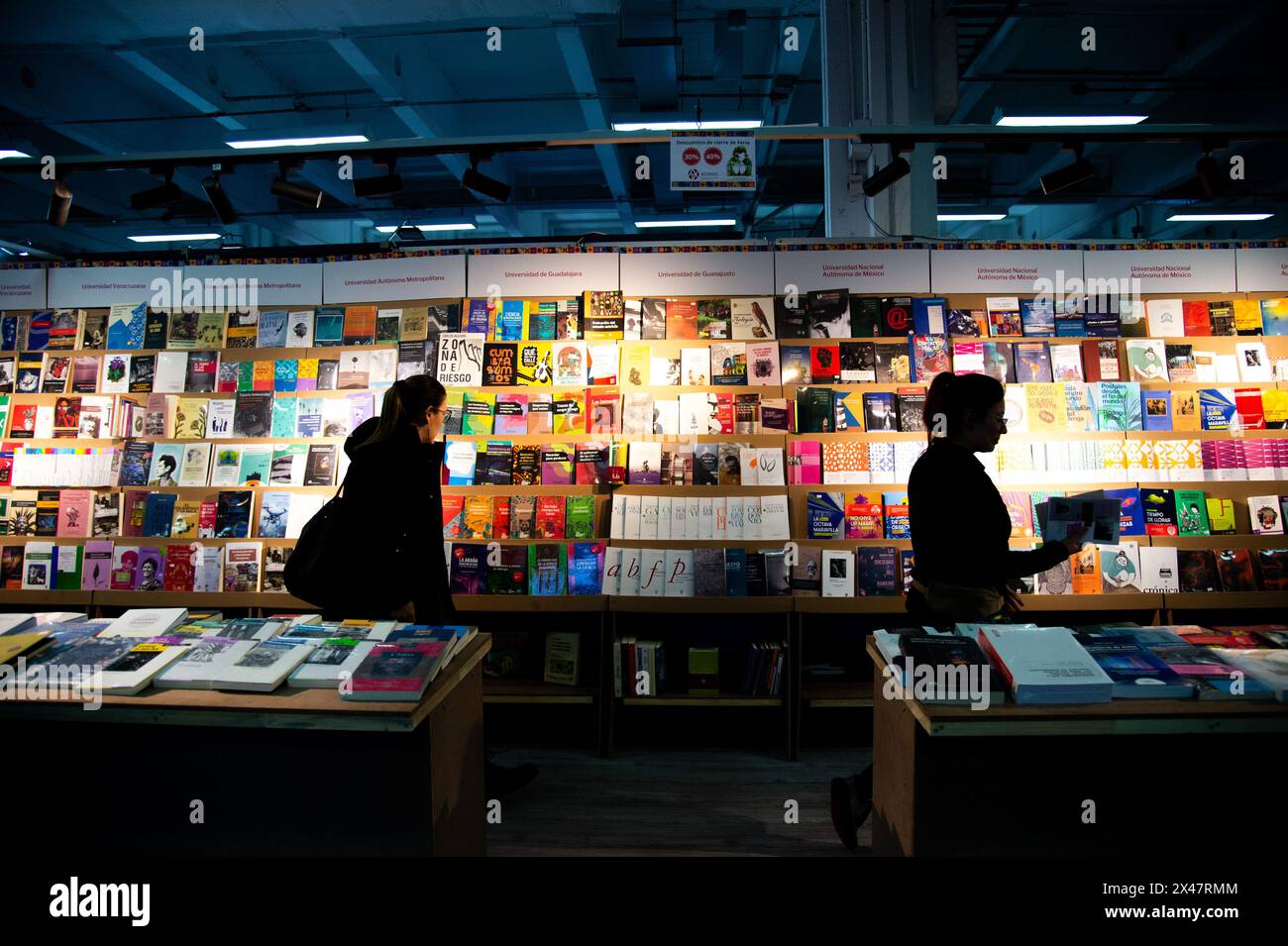 Bogota, Kolumbien. April 2024 30. Die Besucher nehmen an der Bogota's International Book Fair „FILBO“ 2024 am 30. April 2024 in Bogota, Kolumbien Teil, wo die Messe als Ehrengast das Land Brasilien hatte. Foto: Chepa Beltran/Long Visual Press Credit: Long Visual Press/Alamy Live News Stockfoto