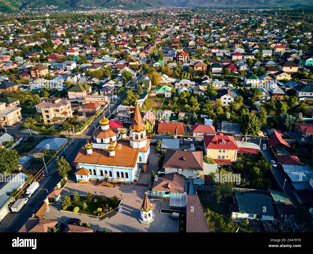 Luftdrohne von oben nach unten von der russisch-orthodoxen Kirche der Kathedrale mit Schnee-Berg-Hintergrund in Almaty Stadt, Kasachstan Stockfoto