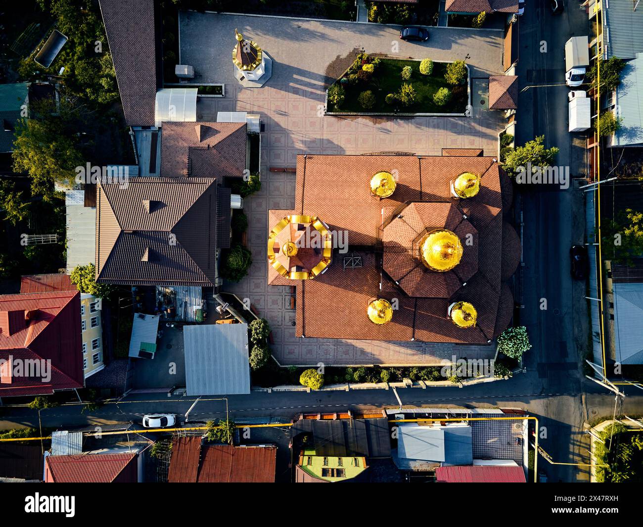 Luftdrohne Top-down-Aufnahme der russisch-orthodoxen Kirche der Kathedrale mit Garten in Almaty Stadt, Kasachstan Stockfoto