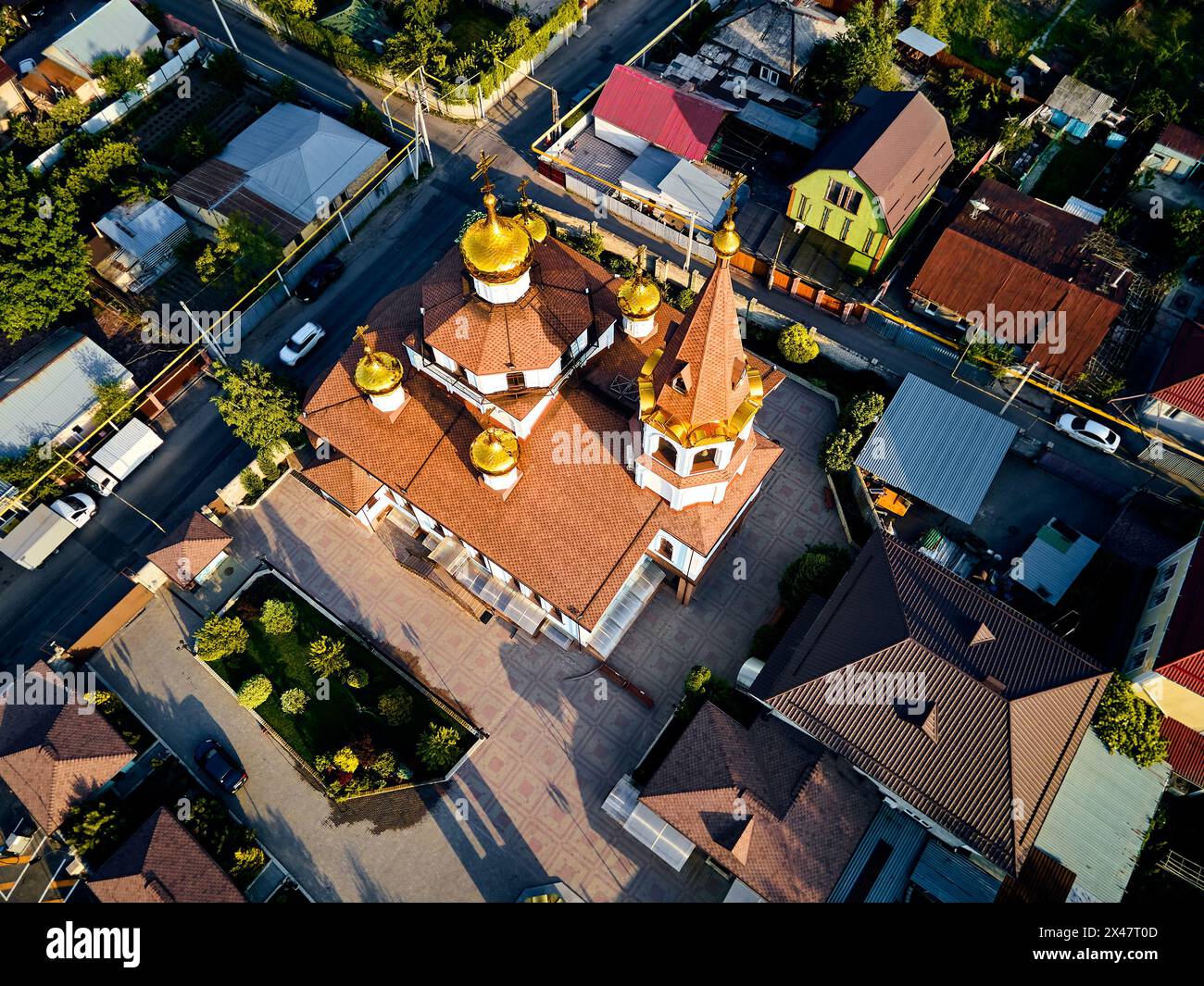 Luftdrohne Top-down-Aufnahme der russisch-orthodoxen Kirche der Kathedrale mit Garten in Almaty Stadt, Kasachstan Stockfoto