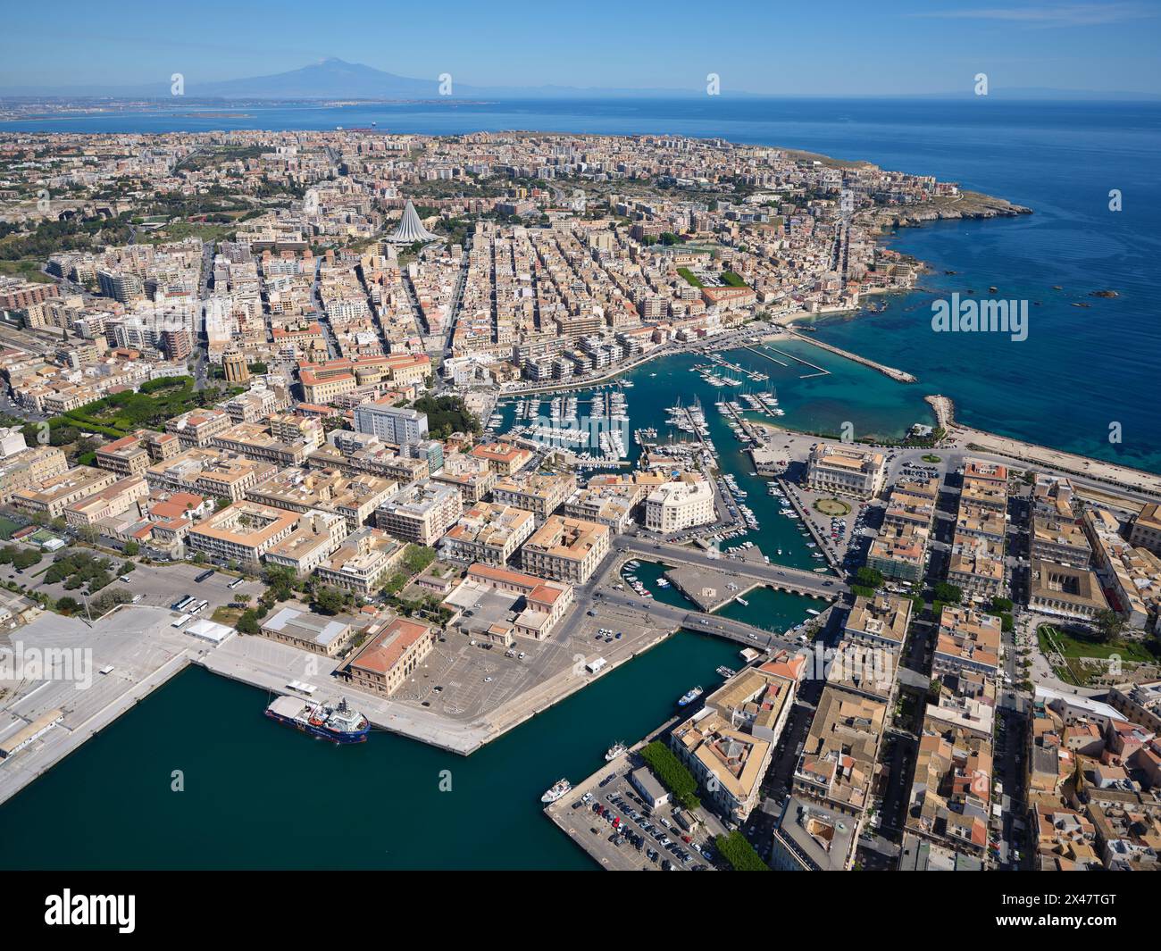 LUFTAUFNAHME. Porto Piccolo, ein Yachthafen zwischen Syrakus (links vom Kanal) und der Insel Ortygia (rechts vom Kanal). Provinz Syrakus, Sizilien, Italien. Stockfoto