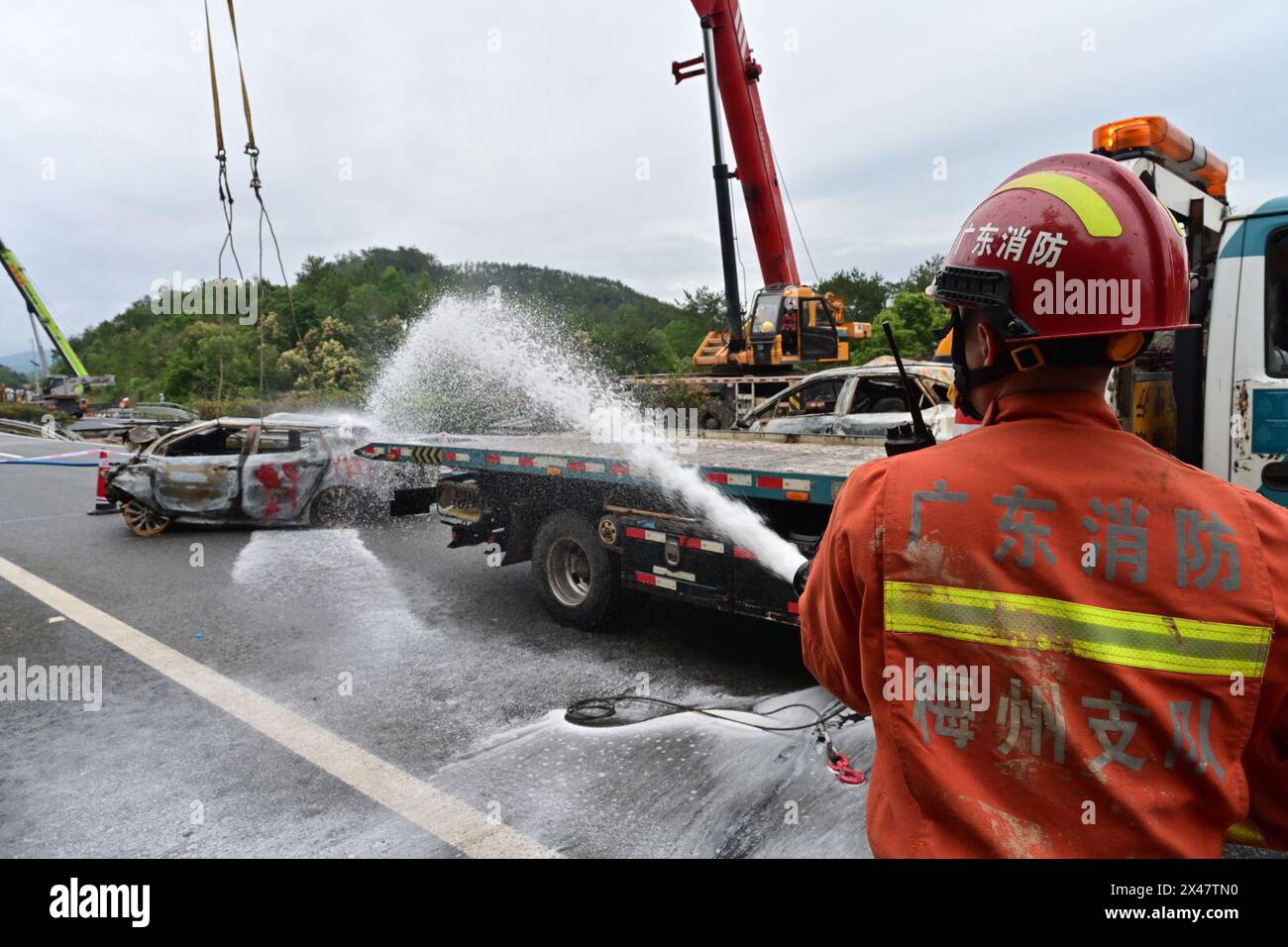 (240501) -- MEIZHOU, 1. Mai 2024 (Xinhua) -- Feuerwehrmänner arbeiten an der Stelle einer Straßenhöhle auf einem Abschnitt des Meizhou-Dabu Expressway in Meizhou, südchinesischer Provinz Guangdong, 1. Mai 2024. 19 Tote wurden bestätigt, nachdem ein Straßeneinbruch auf einer Schnellstraße in der südchinesischen Provinz Guangdong am frühen Mittwochmorgen 18 Fahrzeuge eingesperrt hatte, sagten die lokalen Behörden. Weitere 30 Menschen wurden im Krankenhaus behandelt und befanden sich nicht in lebensbedrohlichen Situationen, sagten die Behörden in der Stadt Meizhou. Die Höhle passierte gegen 2:10 Uhr morgens auf einem Abschnitt der Meizhou-Dabu Expre Stockfoto