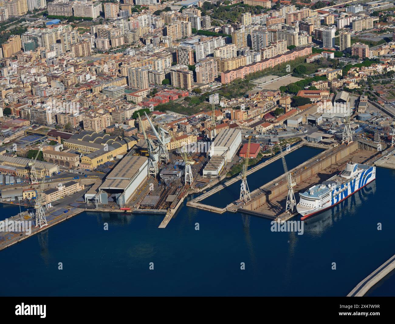 LUFTAUFNAHME. Der Hafen von Palermo mit der Werft und dem Grabdock von Fincantieri. Provinz Palermo, Sizilien, Italien. Stockfoto