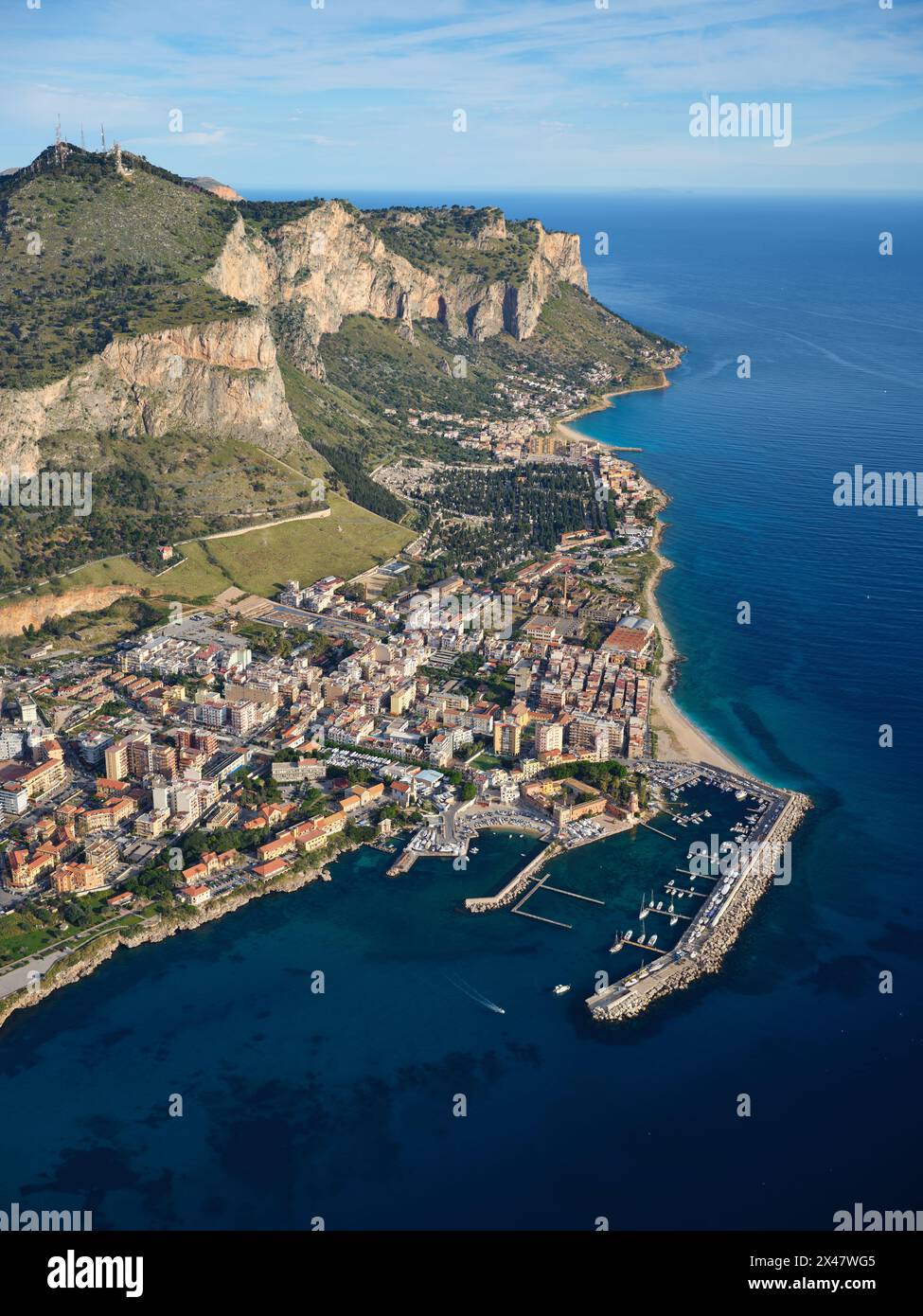 LUFTAUFNAHME. Der Yachthafen von Arenella mit Monte Pellegrino. Palermo, Provinz Palermo, Sizilien, Italien. Stockfoto