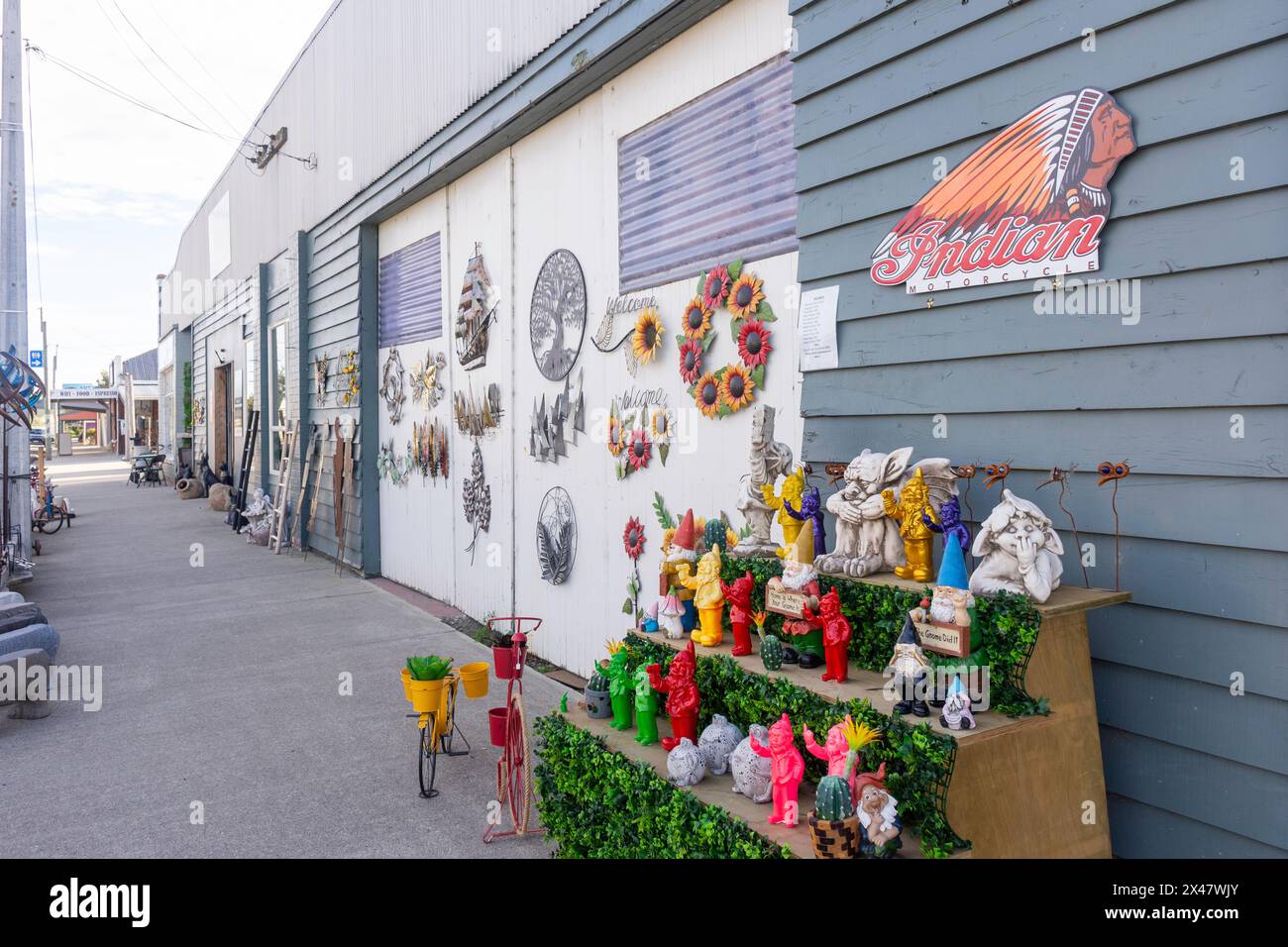 Ausstellung vor Catlins Country Store, Waikawa Road, Owaka, Catlins Coast, Otago, Neuseeland Stockfoto