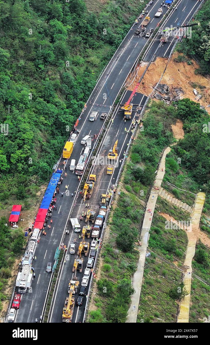 (240501) -- MEIZHOU, 1. Mai 2024 (Xinhua) -- ein am 1. Mai 2024 aufgenommenes Luftdrohnenfoto zeigt Rettungskräfte, die an der Stelle einer Straßenhöhle auf einem Abschnitt des Meizhou-Dabu Expressway in Meizhou, der südchinesischen Provinz Guangdong, arbeiten. 19 Tote wurden bestätigt, nachdem ein Straßeneinbruch auf einer Schnellstraße in der südchinesischen Provinz Guangdong am frühen Mittwochmorgen 18 Fahrzeuge eingesperrt hatte, sagten die lokalen Behörden. Weitere 30 Menschen wurden im Krankenhaus behandelt und befanden sich nicht in lebensbedrohlichen Situationen, sagten die Behörden in der Stadt Meizhou. Die Höhle passierte gegen 2:10 Uhr morgens Stockfoto