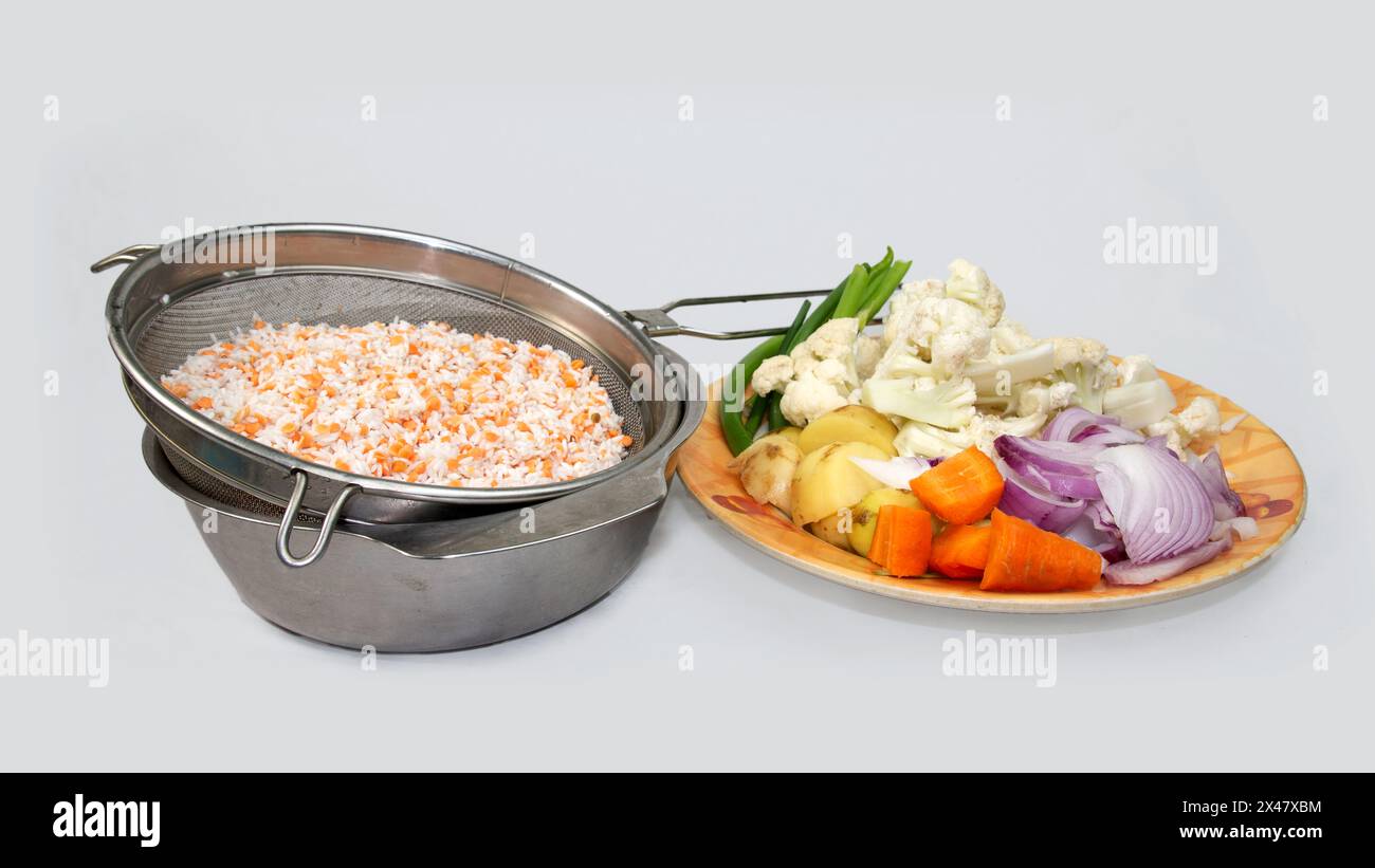 Reis und Dal für Hotchpotch. Dal Khichadi oder Khichdi Zutaten. In einer Schüssel vor dem Kochen auf weißem Hintergrund zubereitet. dal und Reis kombiniert mit Gewürzen Stockfoto