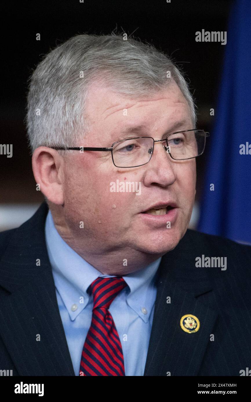 Der US-Repräsentant Frank Lucas (Republikaner von Oklahoma) hält während einer Pressekonferenz im US-Kapitol in Washington, DC, USA, am Dienstag, April 30, Bemerkungen zum Antisemitismus auf College-Campus. 2024. nach seinem Besuch an der Columbia University kündigte House Speaker Mike Johnson an, dass er gegen den Antisemitismus auf den Collegegeländen vorgehen werde. Er stellt fest, dass Antisemitismus ein „Virus“ ist und macht die Biden-Administration und die Universitätspräsidenten für die Verbreitung des Hasses verantwortlich. Foto von Rod Lamkey/CNP/ABACAPRESS. KOM/CNP Stockfoto