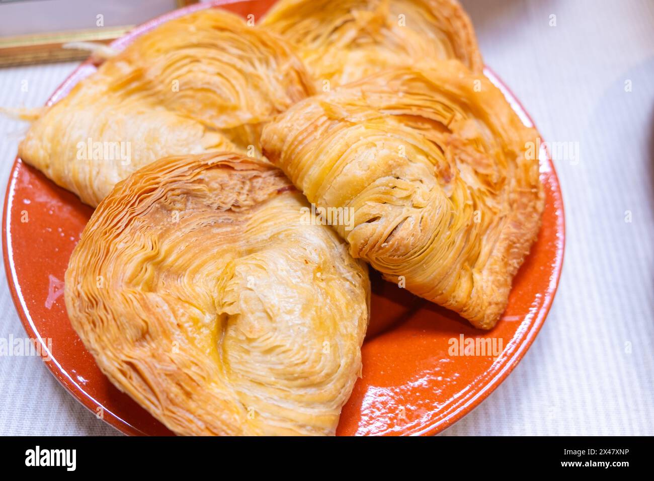 Typisches Essen im Zentrum Portugals: Pastell de Molho da Covilhã, ein Filo-Teig mit gemahlenem Fleisch, das in Zwiebeln und Lorbeerblättern geschmort wird Stockfoto