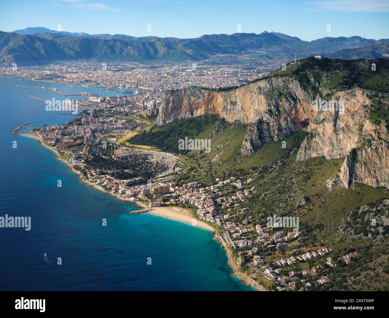 LUFTAUFNAHME. Monte Pellegrino mit der Stadt Palermo in der Ferne. Provinz Palermo, Sizilien, Italien. Stockfoto