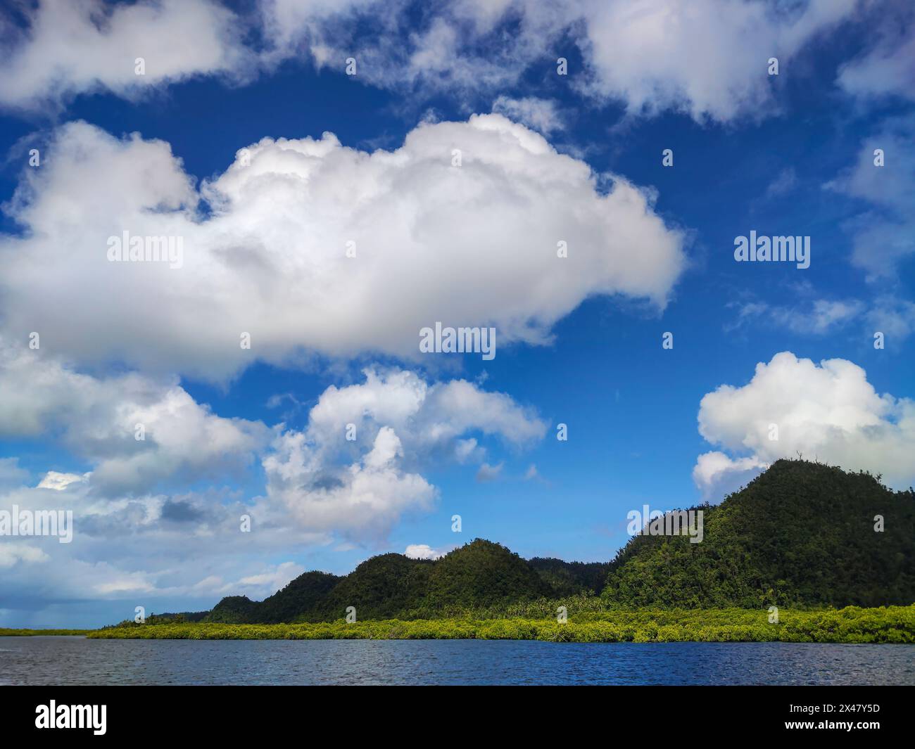 Eine ruhige, malerische Szene der natürlichen Elemente - Land, Himmel und Wasser - treffen sich in einer friedlichen, malerischen aussicht. Stockfoto