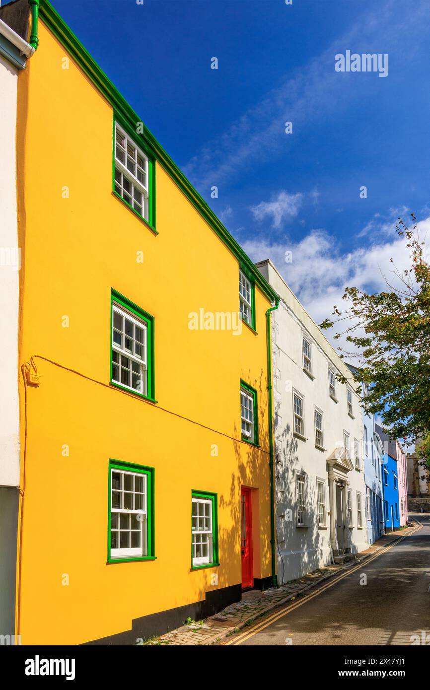 Farbenfrohe Häuser und georgianische Architektur in der Monmouth Street in Lyme Regis, Dorset, England, Großbritannien Stockfoto