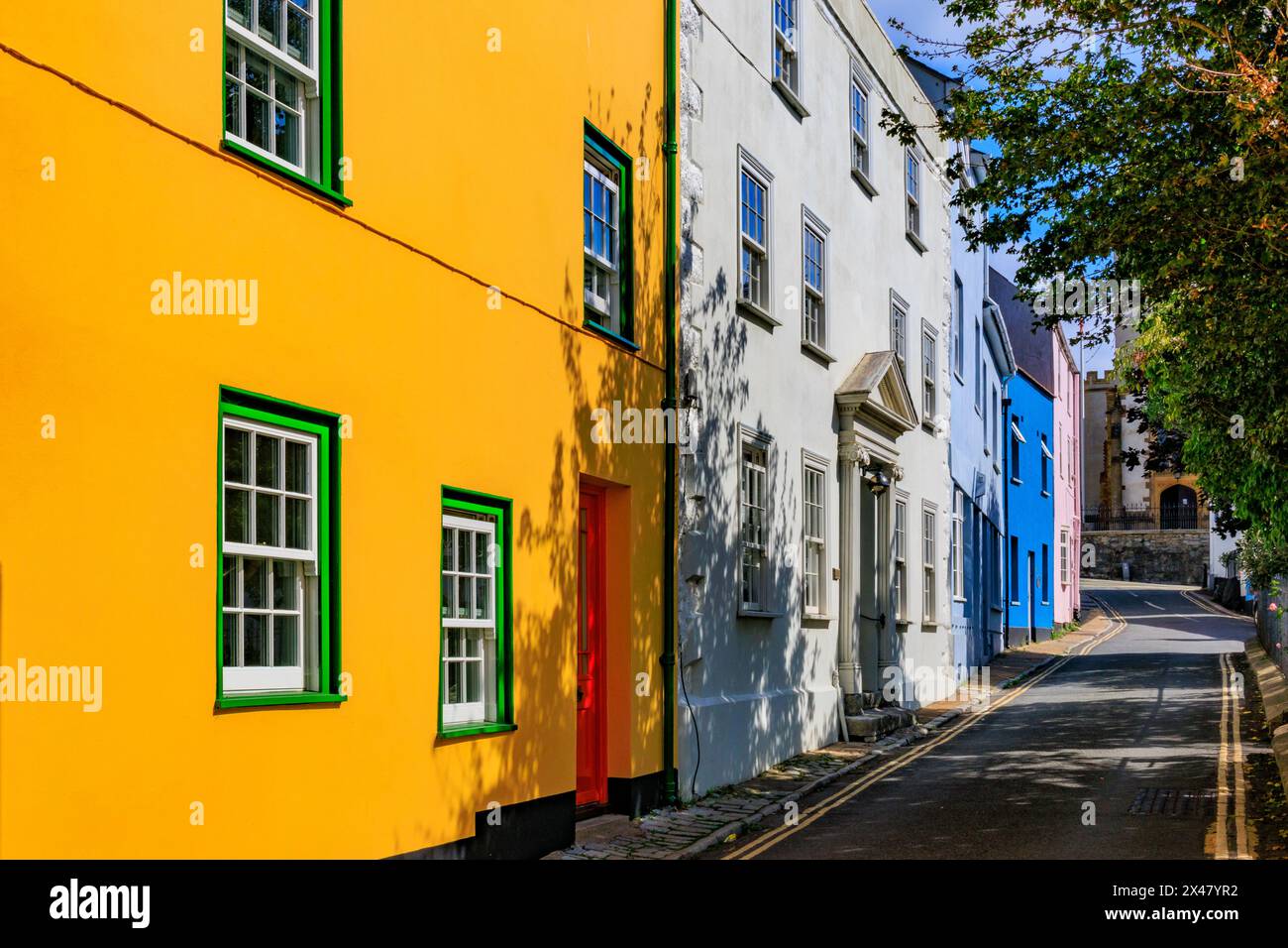Farbenfrohe Häuser und georgianische Architektur in der Monmouth Street in Lyme Regis, Dorset, England, Großbritannien Stockfoto