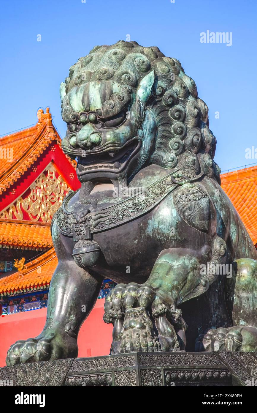 Drachen Bronzestatue mit Hand auf Ball World, Gugong, Verbotene Stadt. Drache ist das Symbol des Kaiserpalastes, der in den 1600er Jahren während der Ming-Dynastie erbaut wurde Stockfoto