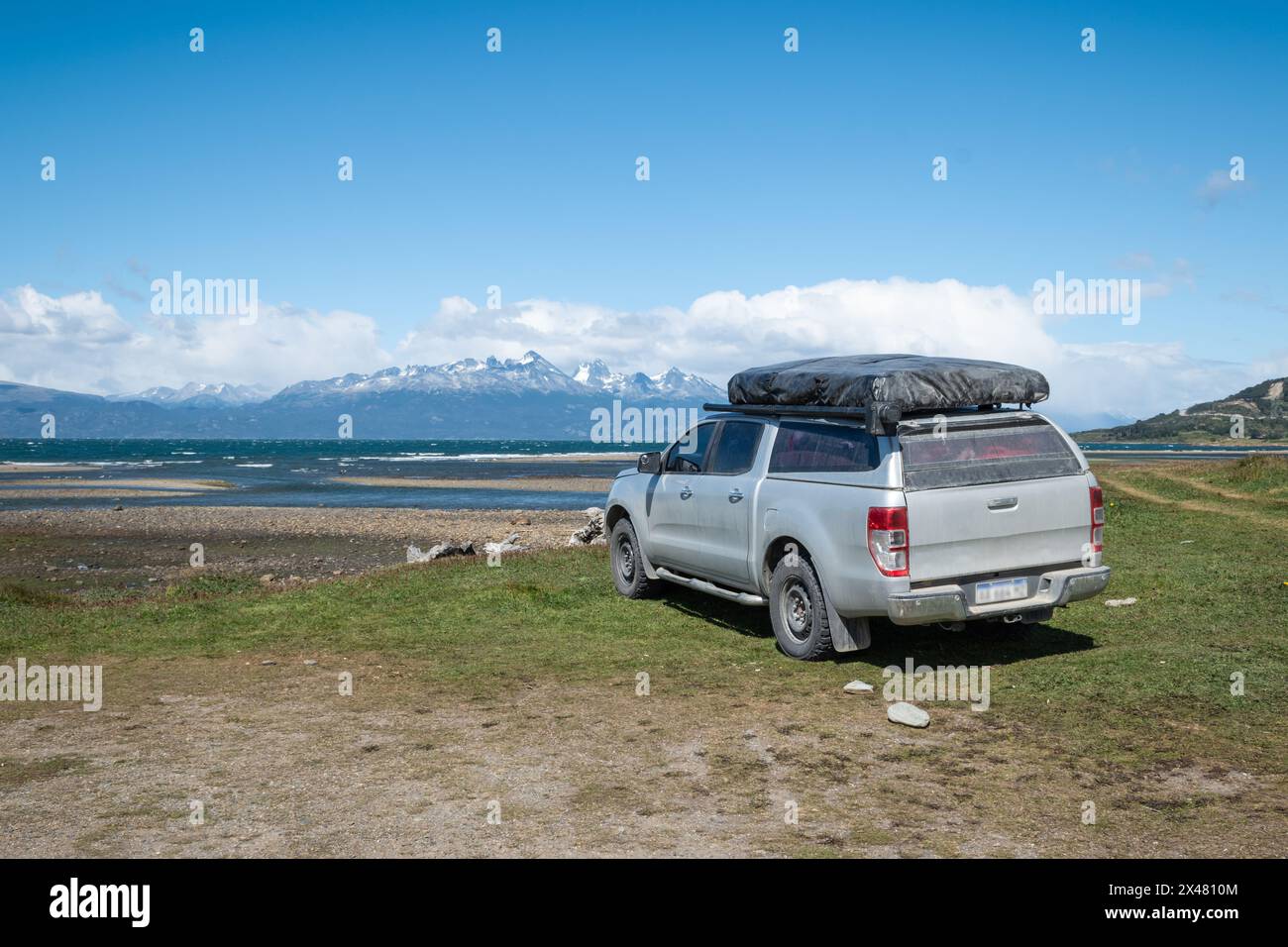 Reise- und Abenteuerkonzept mit Geländewagen in der Natur. Stockfoto