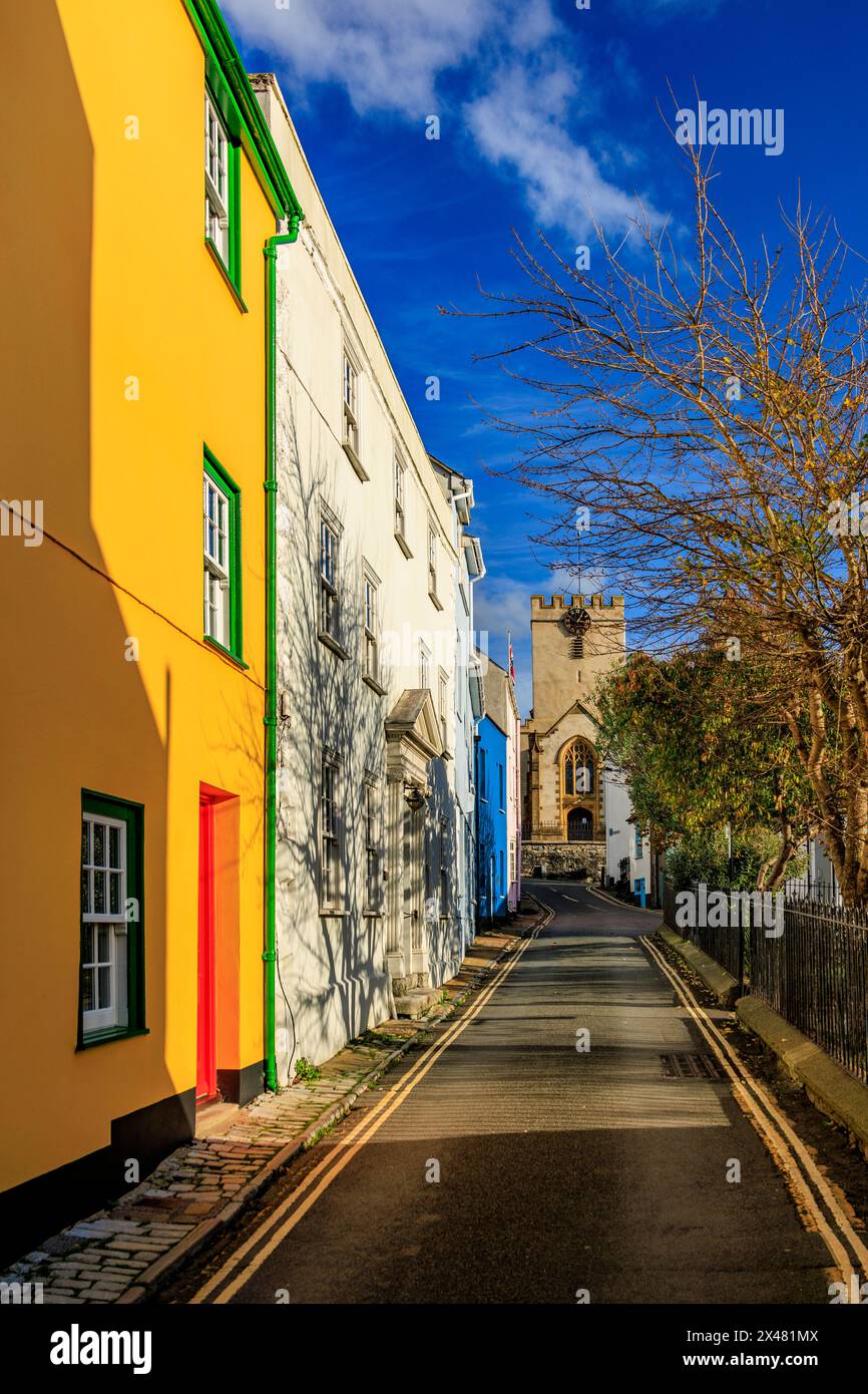 Farbenfrohe Häuser und die Pfarrkirche in der Monmouth Street in Lyme Regis, Dorset, England, Großbritannien Stockfoto