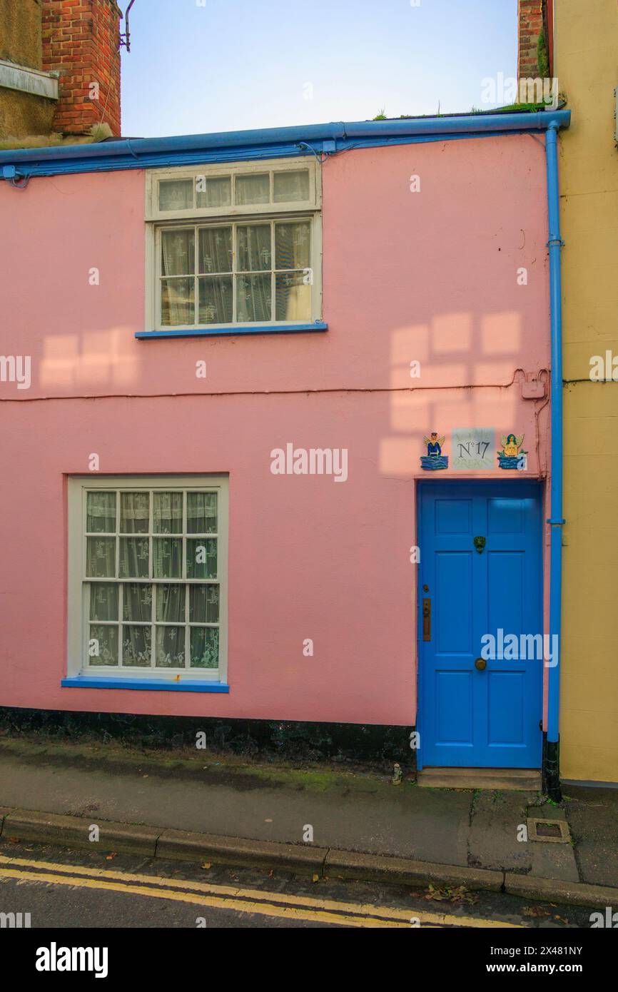 Farbenfrohes traditionelles Landhaus in Coombe Street, Lyme Regis, Dorset, England, Großbritannien Stockfoto