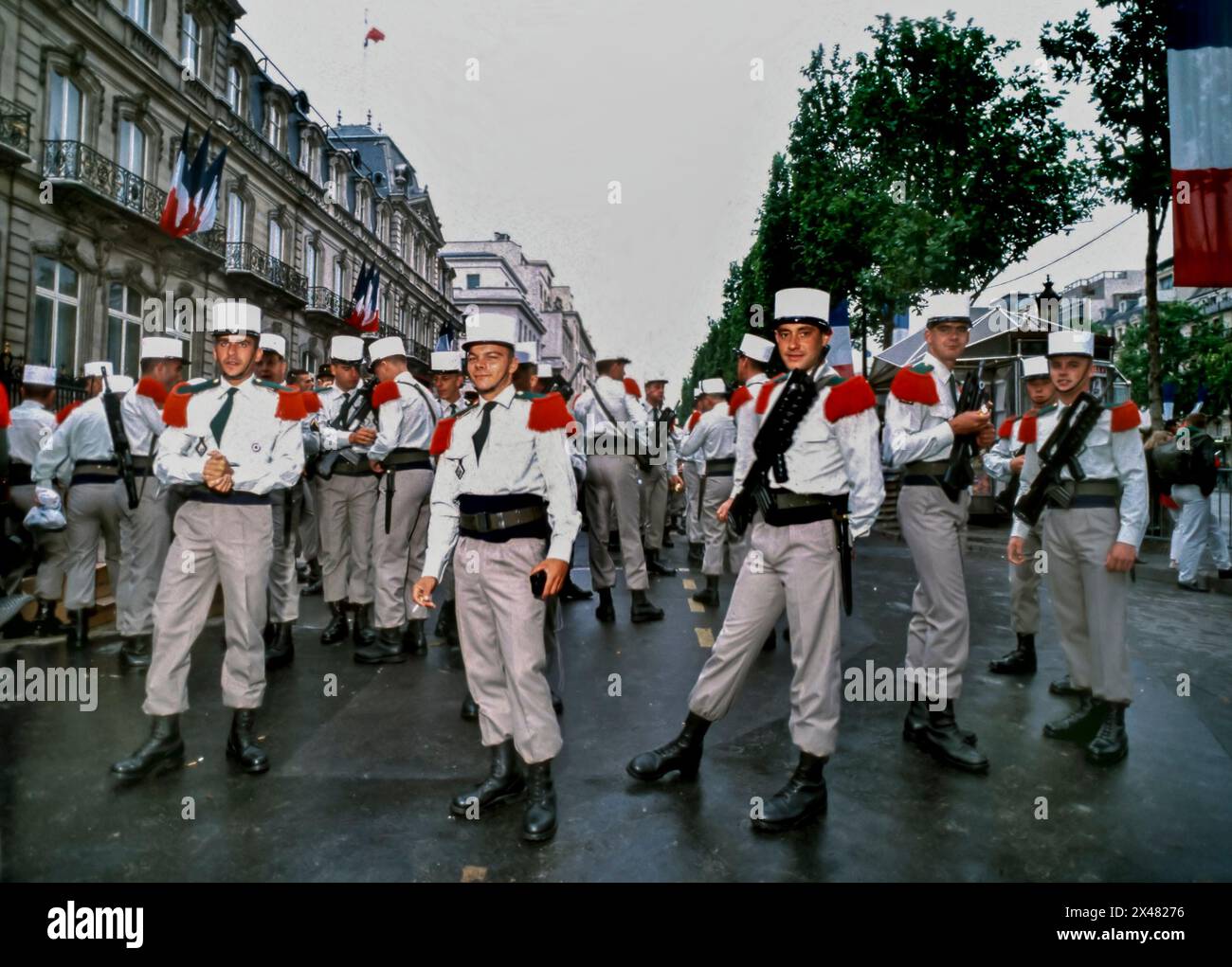PARIS, Frankreich - Menschenmassen, französische Soldaten, öffentliche Veranstaltungen, 14. Juli, Tag der Bastille, die Armee der ausländischen Legion auf den Champs-Elysées. Vor Der Parade Stockfoto