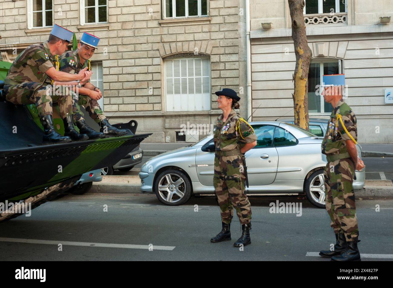 Paris, Frankreich, öffentliche Veranstaltungen, Bastille Day Celebration 14. Juli Military Parade, auf den Champs-Elysées. Französische Armeesoldaten Reden, Panzer Stockfoto