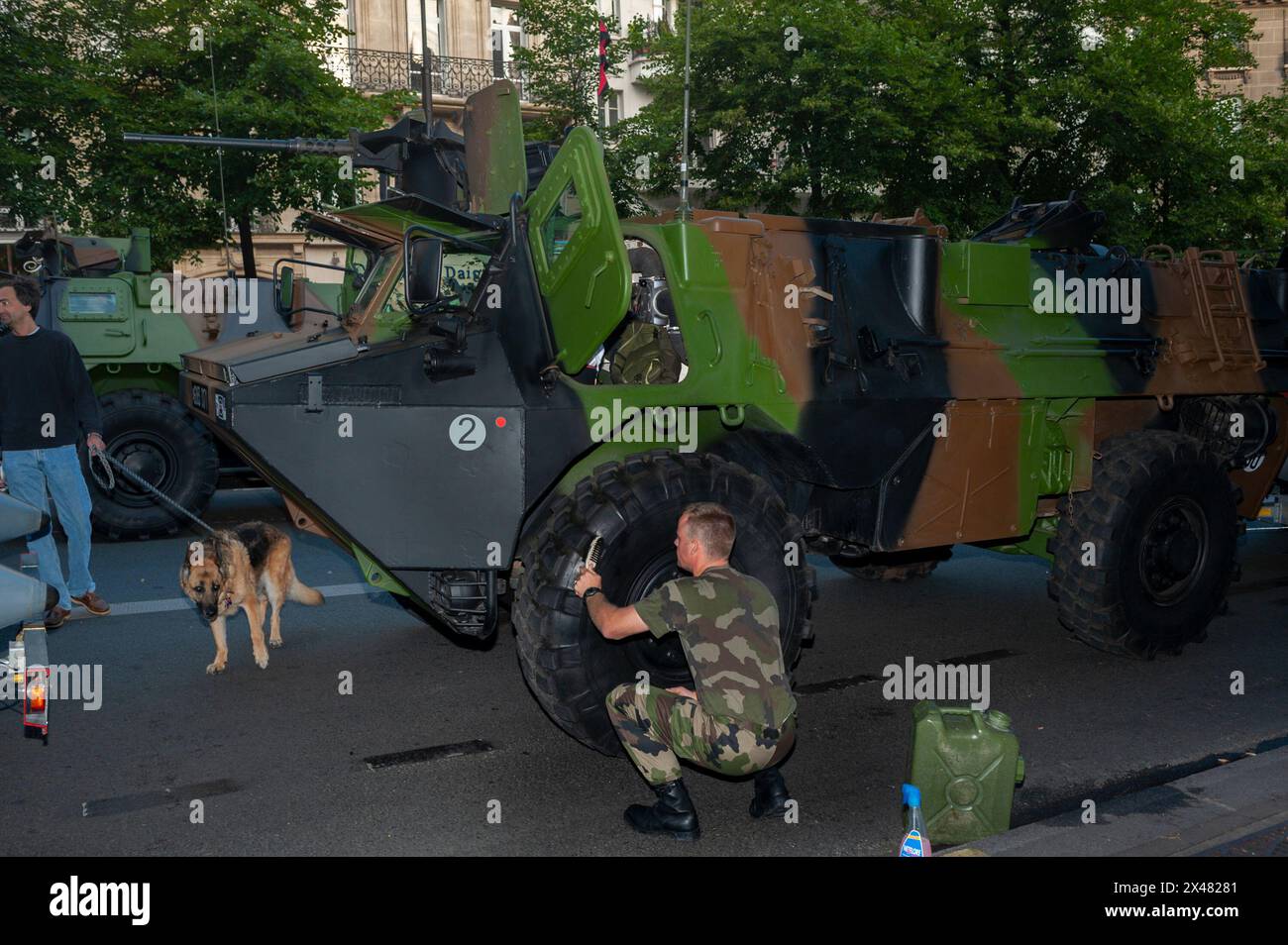 Paris, Frankreich, öffentliche Veranstaltungen, Bastille Day Feier 14. Juli Militärparade auf den Champs-Elysees. Französische Armee Mann Parade Tank vorbereiten. Stockfoto