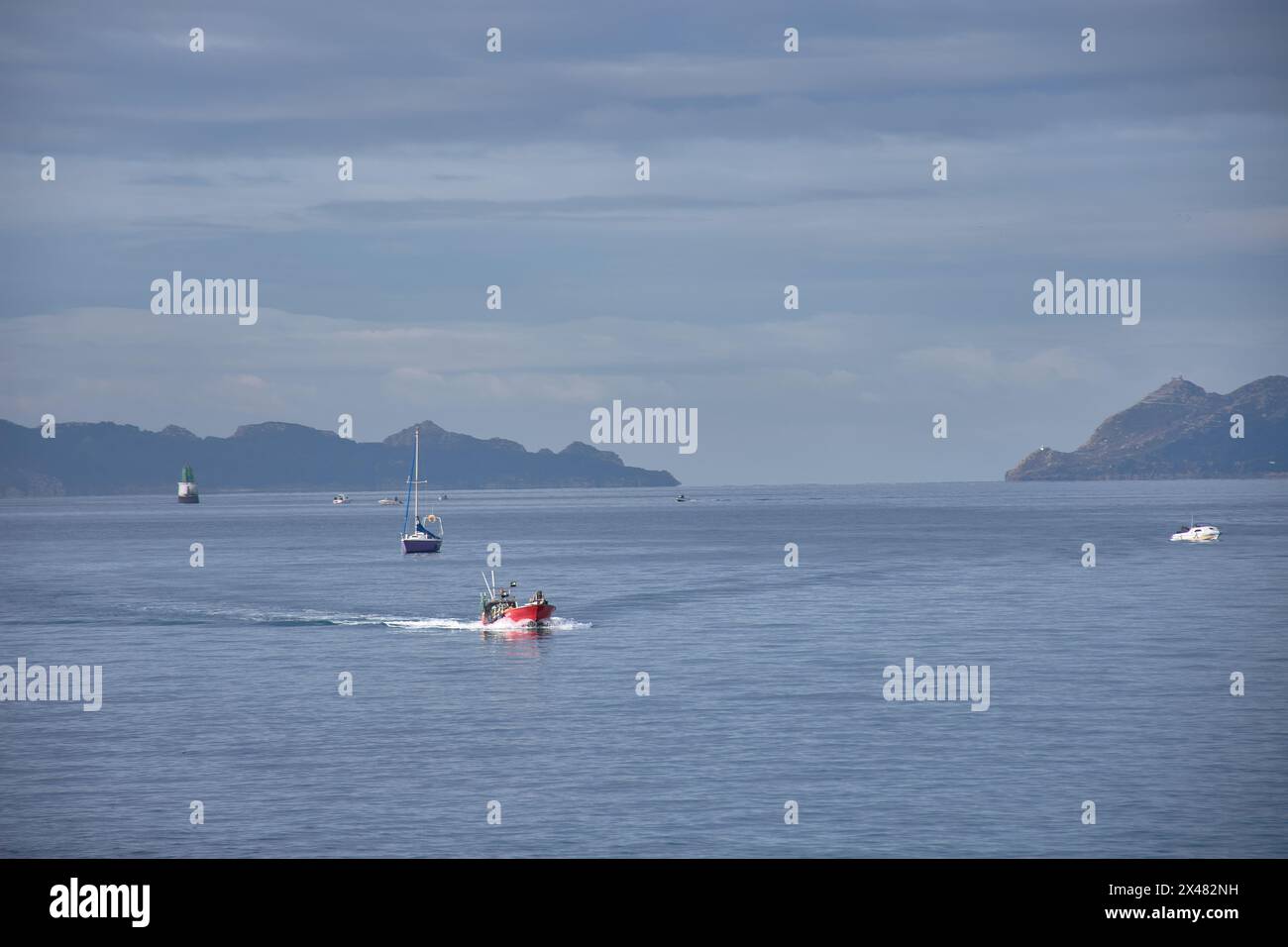 Wunderschöner Blick auf die Ría de Vigo mit kleinen Booten und die Cies-Inseln im Hintergrund Stockfoto