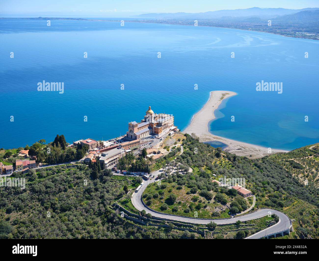 LUFTAUFNAHME. Heiligtum von Tindari. Metropolitanstadt Messina, Sizilien, Italien. Stockfoto