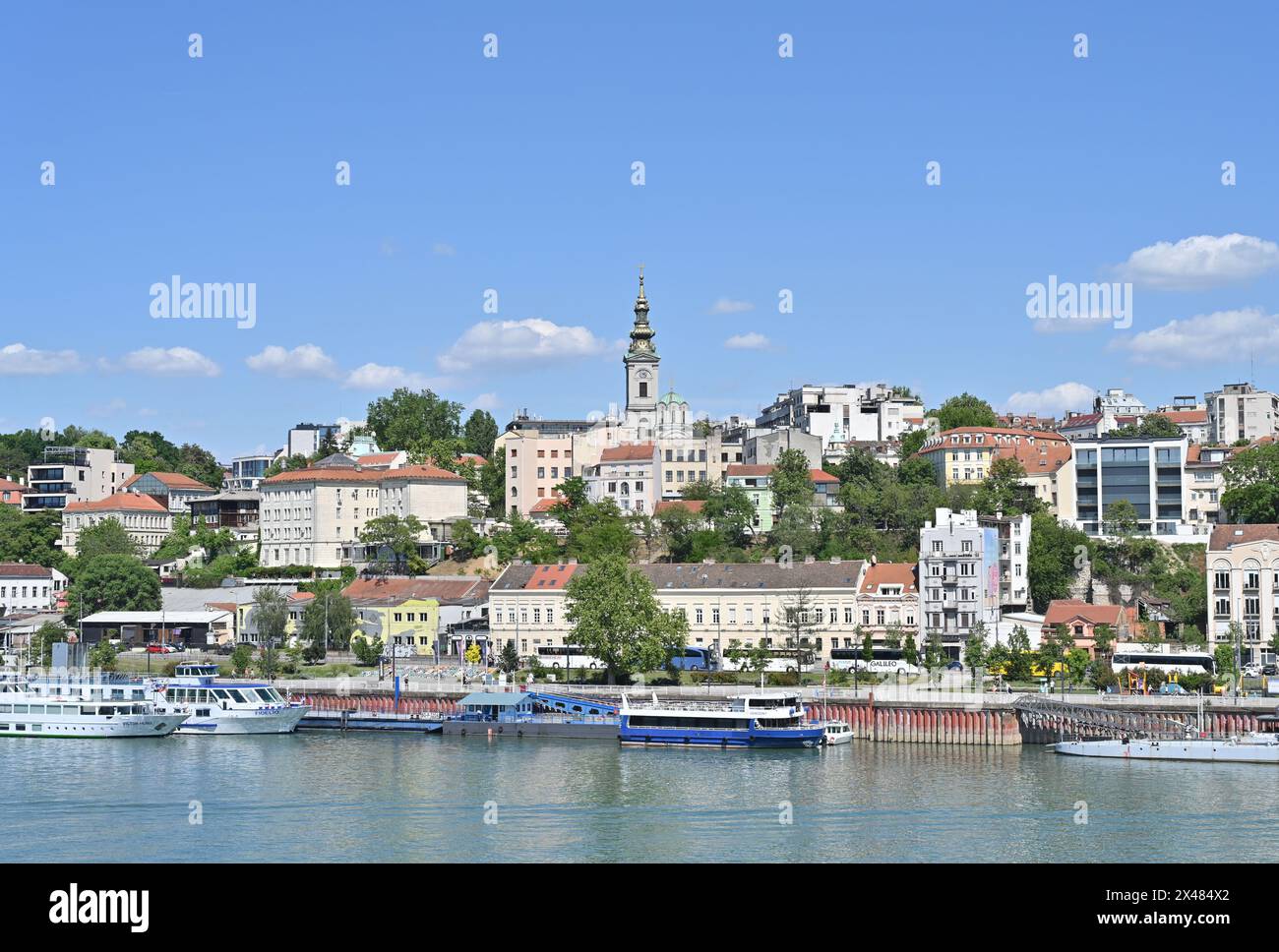 Belgrad. April 2024. Dieses am 28. April 2024 aufgenommene Foto zeigt die Landschaft des Flusses entlang der Save in Belgrad, Serbien. Serbien, eine Nation auf der Balkanhalbinsel, wird von vielen Flüssen wie der Donau, der Save, der Morava und der Tisa durchzogen. Seine Hauptstadt Belgrad liegt am Zusammenfluss von Donau und Save. Quelle: Ren Pengfei/Xinhua/Alamy Live News Stockfoto