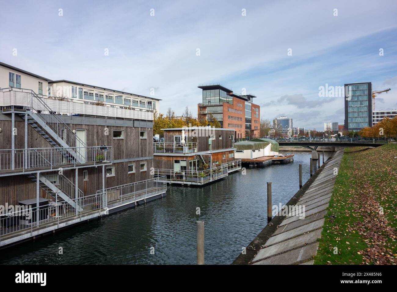 MALMÖ, SCHWEDEN - 26. Oktober 2014: Husbatarna i Vastra hamnen Hausboote und World Trade Center in der Propellergatan Straße Stockfoto