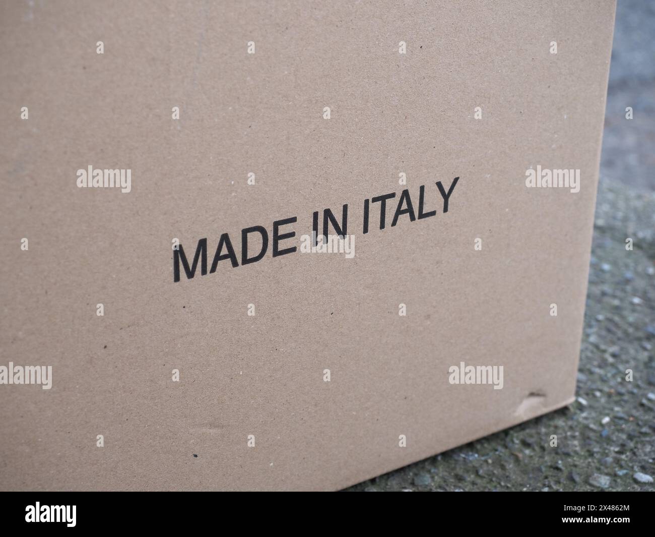 Made in italy, brauner Wellkarton Stockfoto