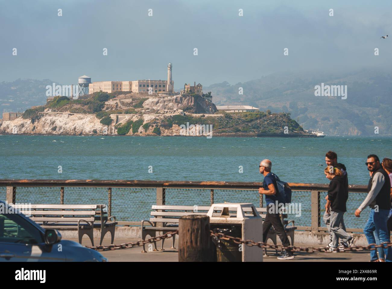 Alcatraz Island von San Francisco aus gesehen, genießen Touristen die Aussicht. Stockfoto