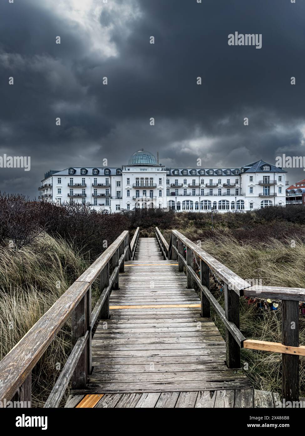 Kurhaus auf Juist, Ostfriesische Inseln, Deutschland, an einem bewölkten Tag im Frühling. Stockfoto