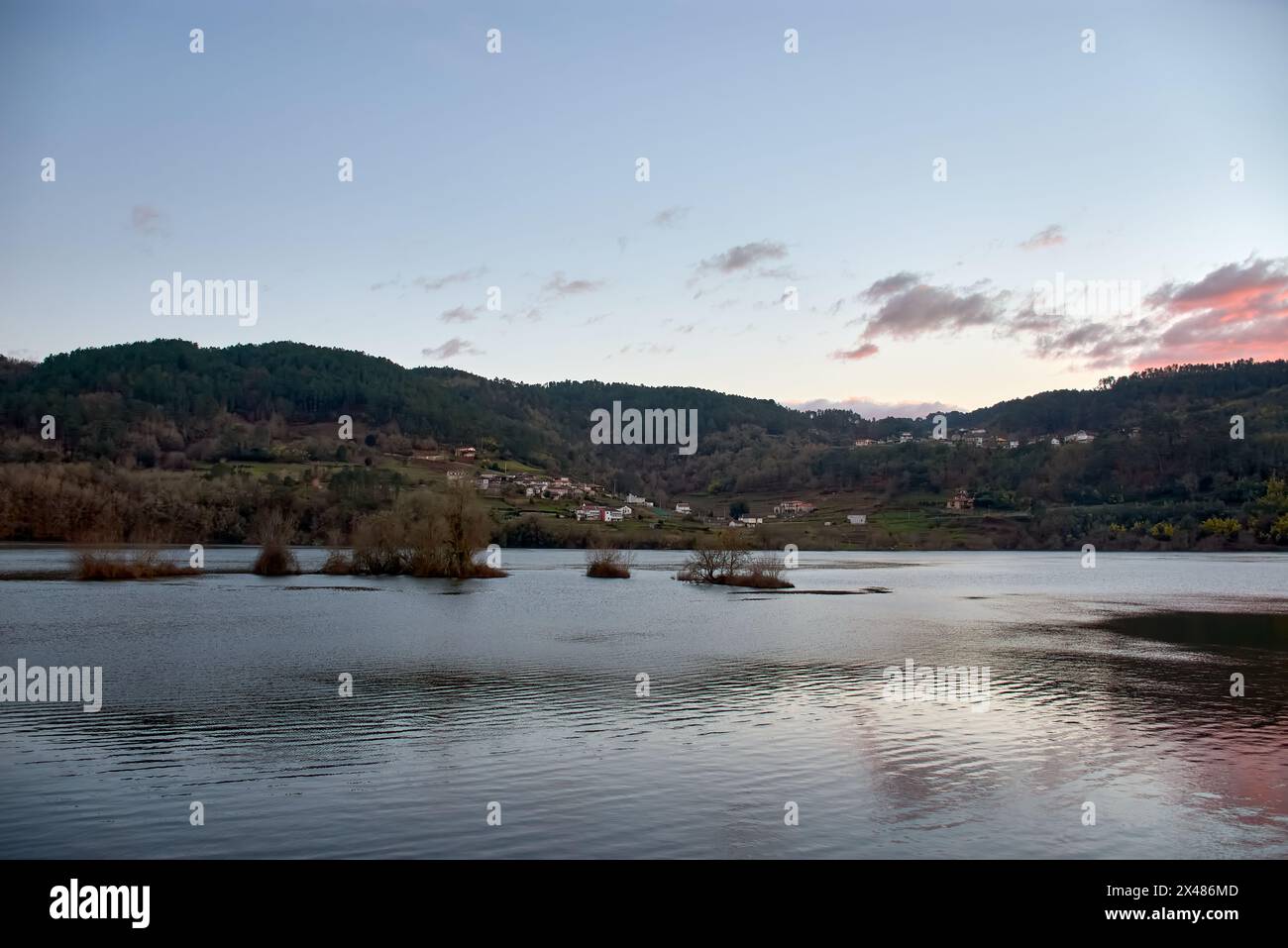 Der Fluss Miño fließt durch Layas, Cenlle, Ribadavia, Galicien, Spanien. Stockfoto