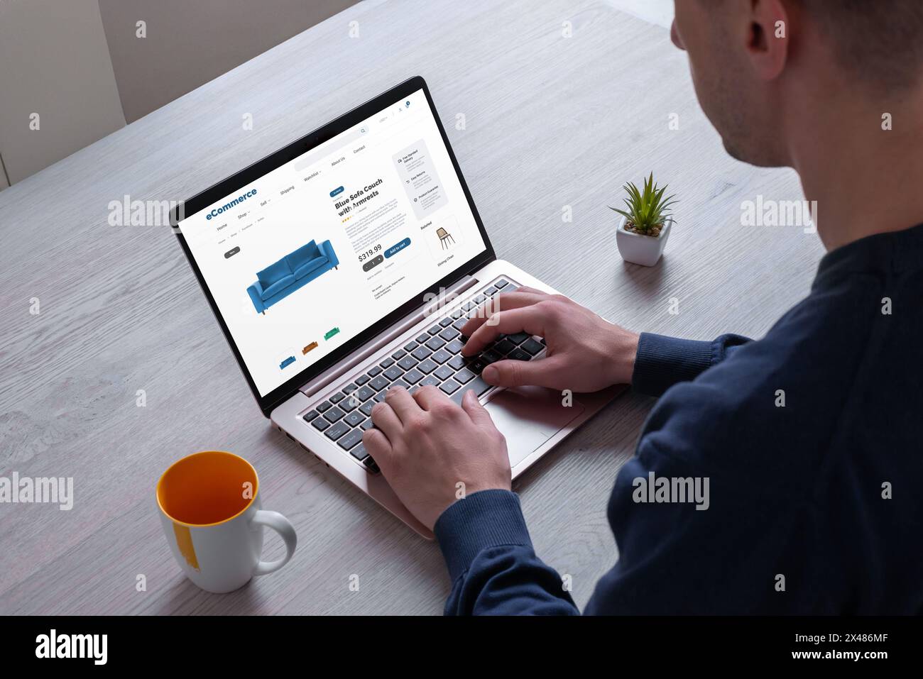 Kaufen Sie Möbel online von der E-Commerce-Website. Veranschaulicht das Konzept der bequemen Suche nach einem Sofa mit Armlehne über digitale Platine Stockfoto