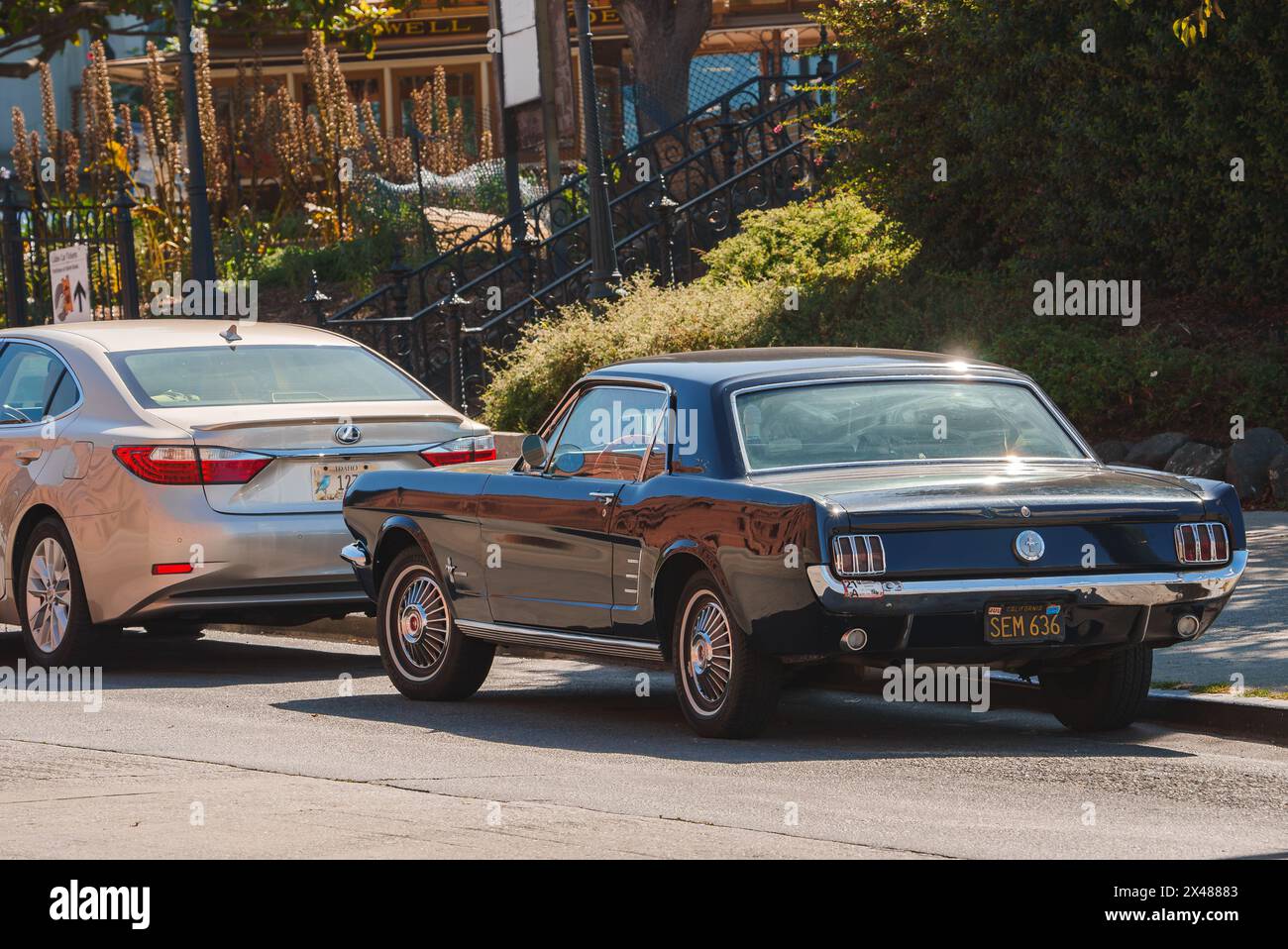 Klassischer Ford Mustang Parken Sie in San Francisco auf der Stadtstraße, Vintage trifft auf Moderne. Stockfoto
