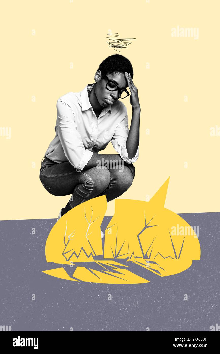 Composite-Skizzenbild Foto-Collage der jungen Person depressiv Stress Kopfschmerzen sitzen Umarmung Knie schlechte Stimmung Dame aufgebracht gebrochene Textbox sms Wolke Stockfoto