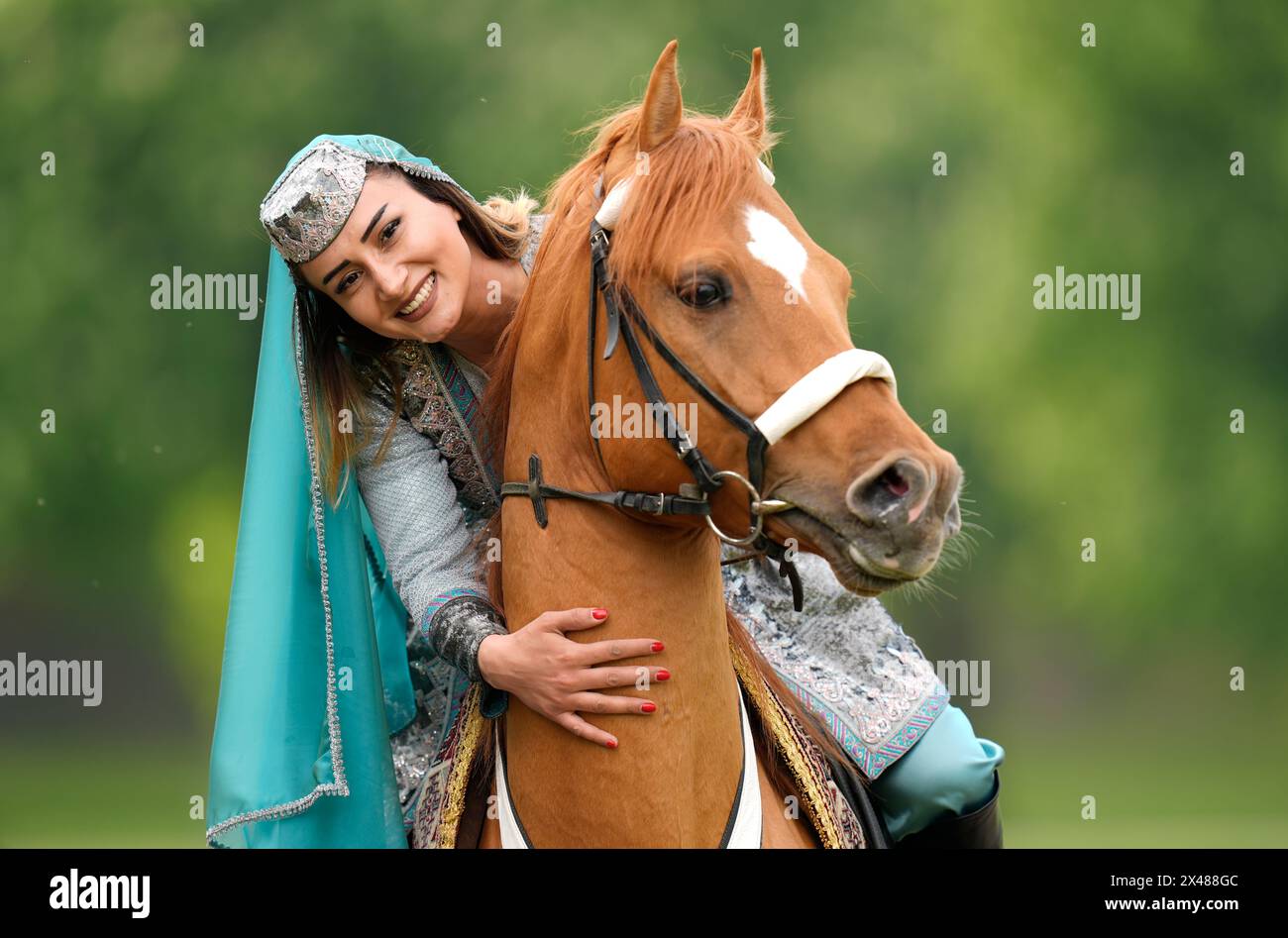 Khayalya Ahmadova reitet MIL, Teil des aserbaidschanischen Reiterverbandes, während eines Fotobesuchs bei der Königlichen Windsor Horse Show in Windsor. Bilddatum: Mittwoch, 1. Mai 2024. Stockfoto